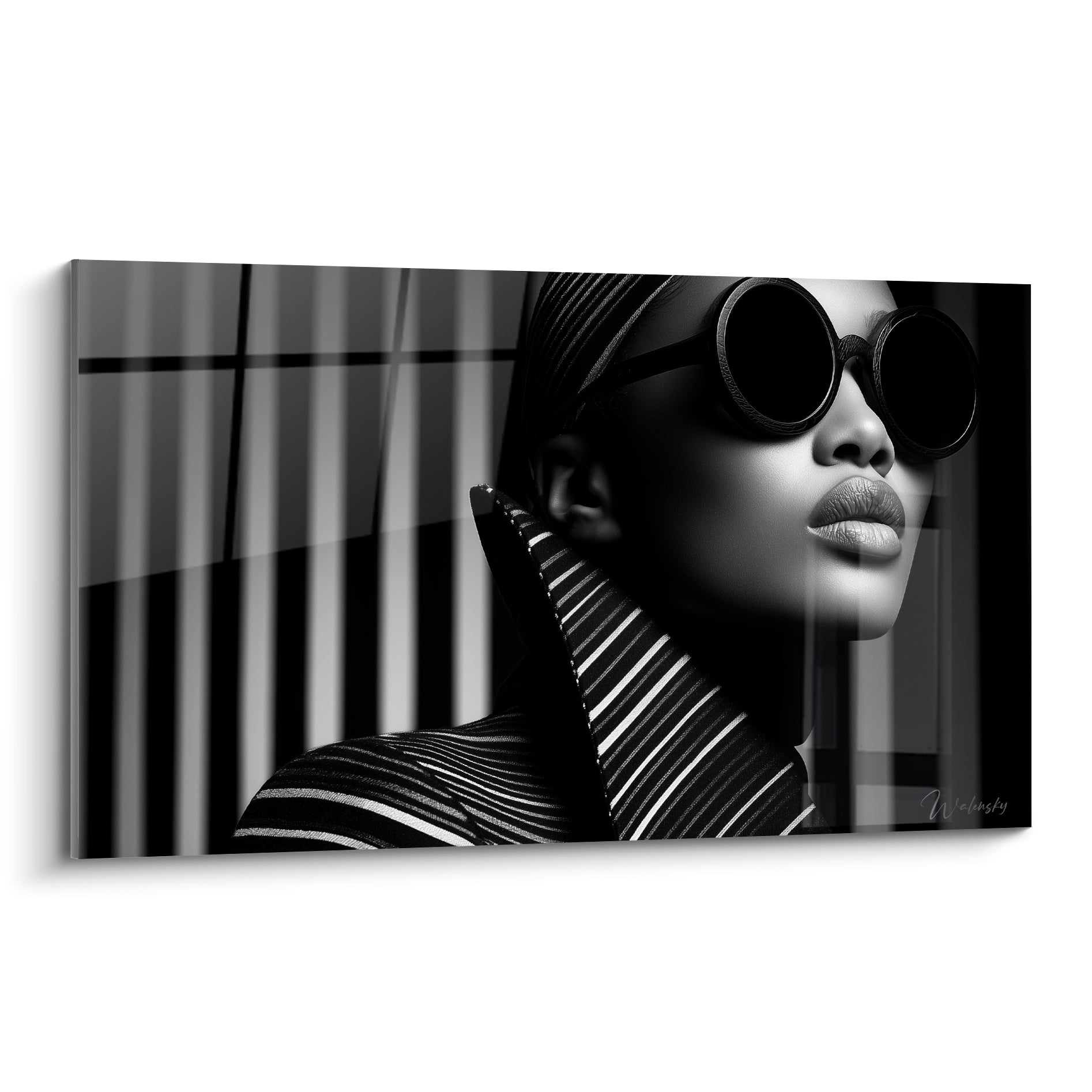 Portrait visage noir et blanc aux lunettes rondes et col plissé rayé, lumière latérale intense
