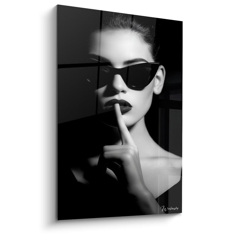 Tableau Femme lunettes noires geste silencieux - Silence gardé - Edition Visage noir et blanc