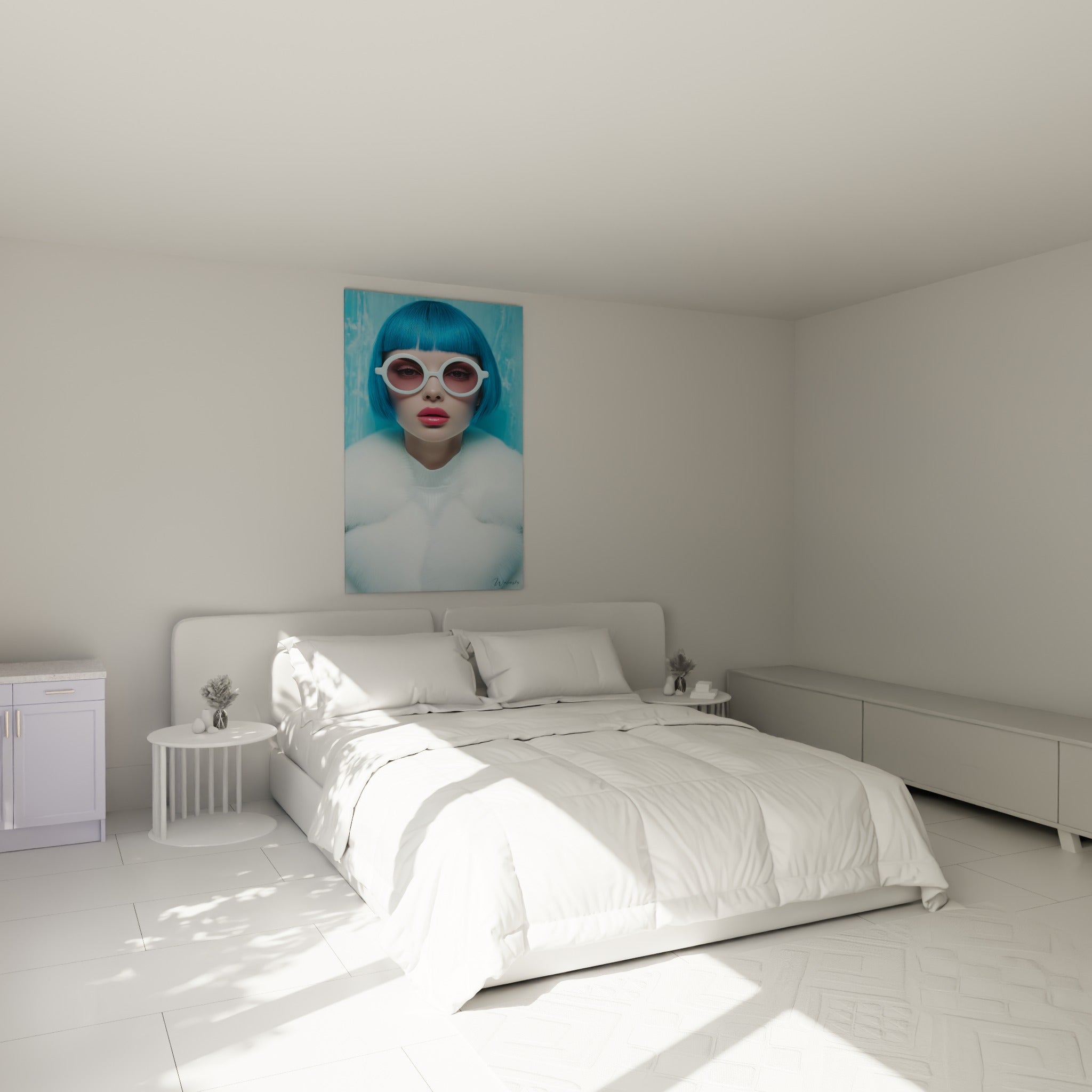 Visage aux lunettes roses et chevelure bleu ciel, au-dessus d'un lit dans une chambre claire