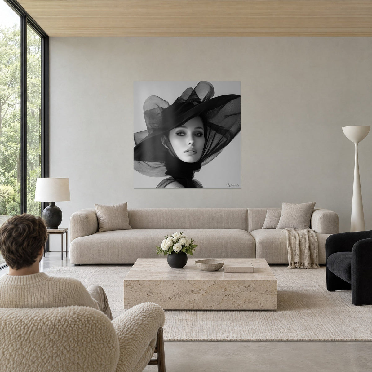 Cuadro retrato de una mujer bajo un enorme sombrero de tul negro, rostro nacarado, fondo gris perla, encima de un sofá en un salón luminoso