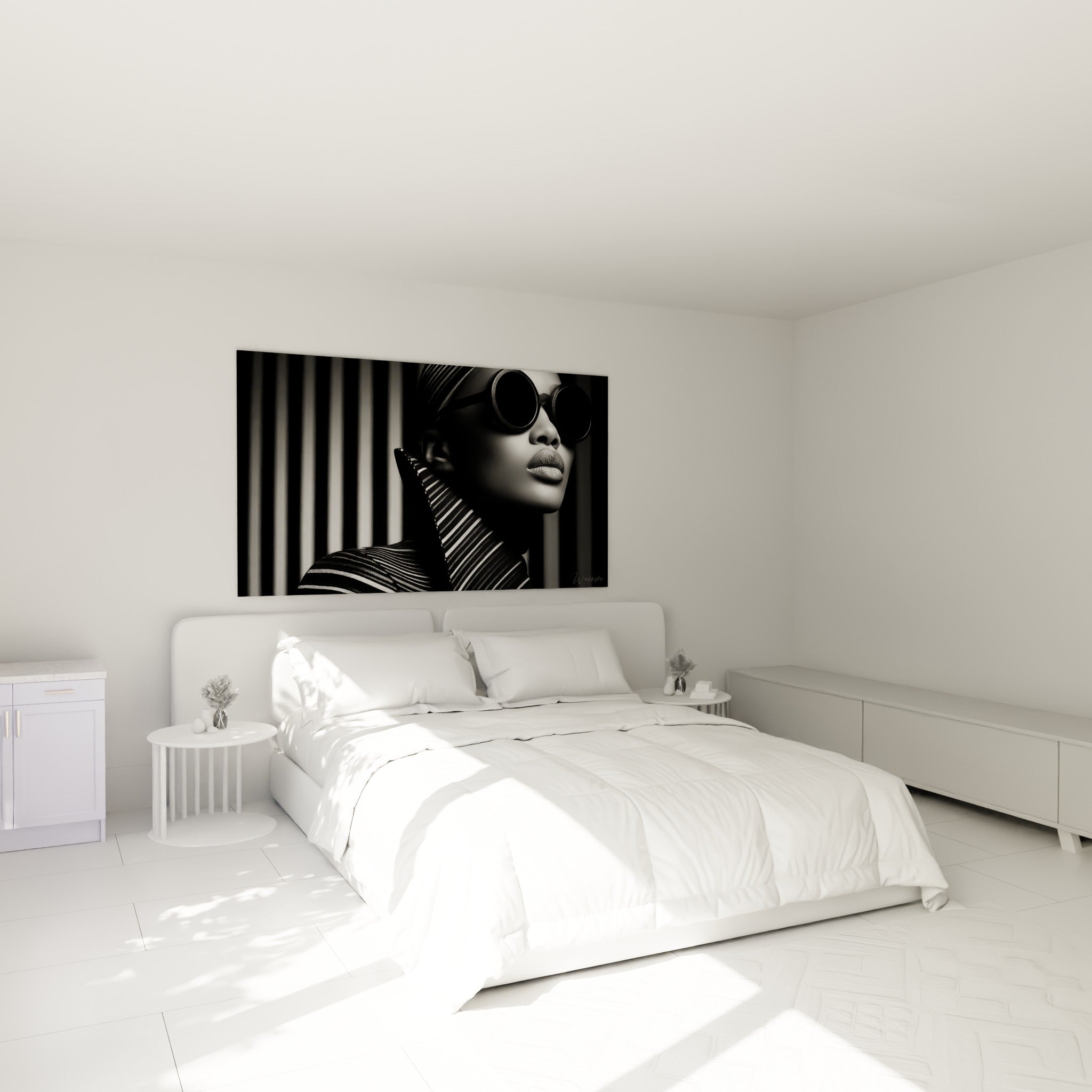 Femme aux lèvres pleines et lunettes noires opaques, tableau visage noir et blanc au-dessus d'un lit dans une chambre claire