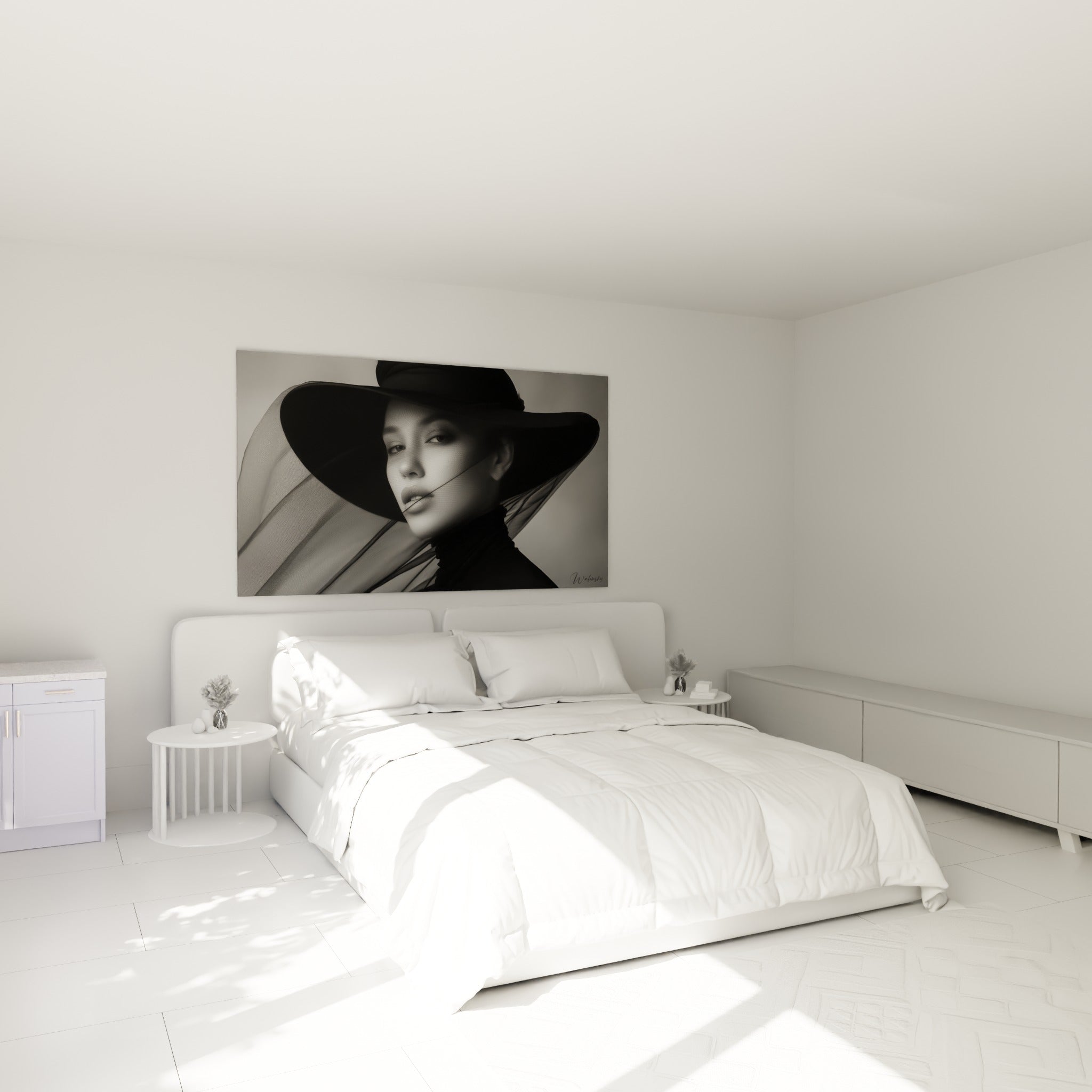 Portrait voilé aux tons gris et noirs, accroché au-dessus d'un lit dans une chambre claire