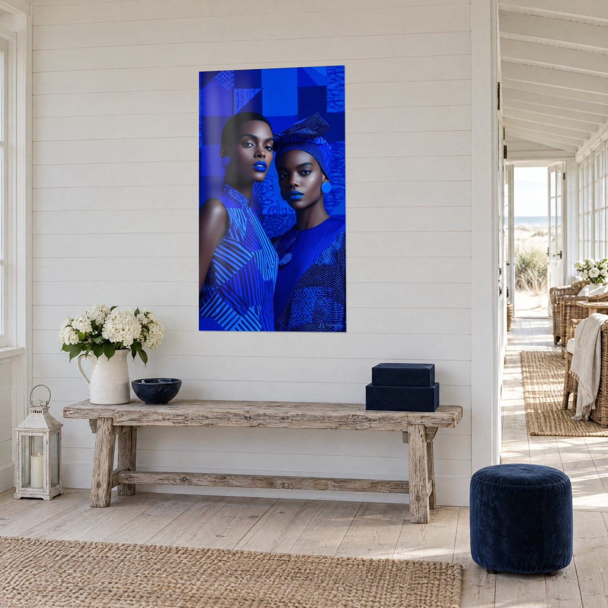 Schilderij tweelingportretten van elegante vrouwen met geknoopte sjaal, achtergrond van indigo en koningsblauwe patchwork, driekwart beeld naast een houten console