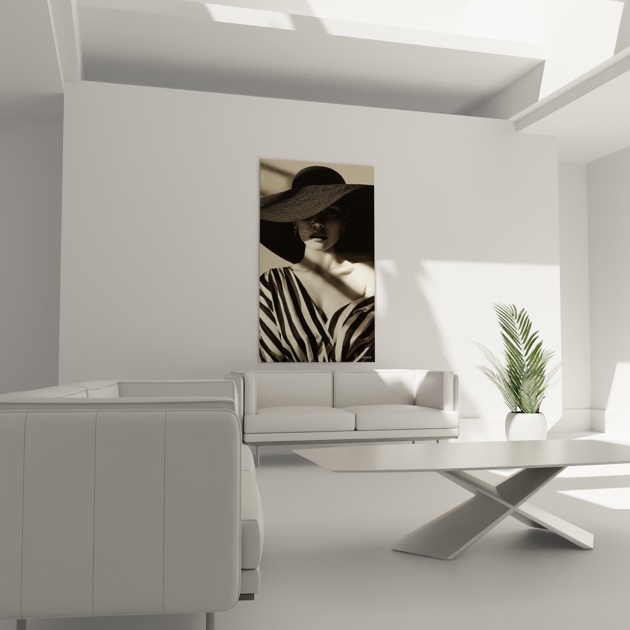 Portrait mystérieux aux rayures noir et beige, accroché au-dessus d'un canapé dans un salon lumineux