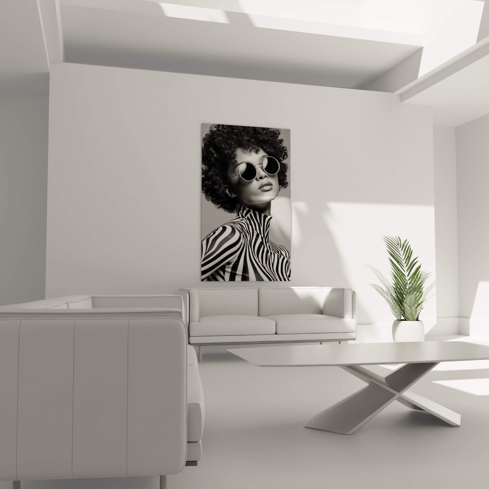 Visage anthracite aux lunettes rondes et rayures affichée au-dessus d'un canapé dans un salon lumineux
