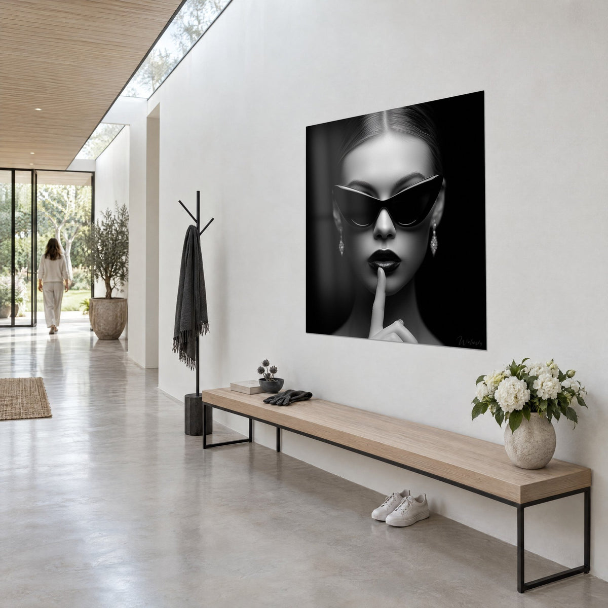Tableau portrait glamour d'une élégante aux boucles d'oreilles scintillantes, peau grise et noir profond, dans un couloir clair