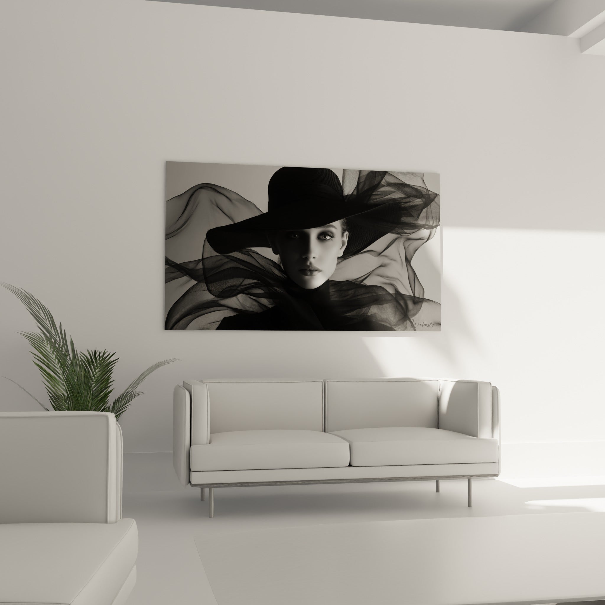 Femme au chapeau noir et voile translucide, regard intense gris clair, au-dessus d'un canapé dans un salon lumineux