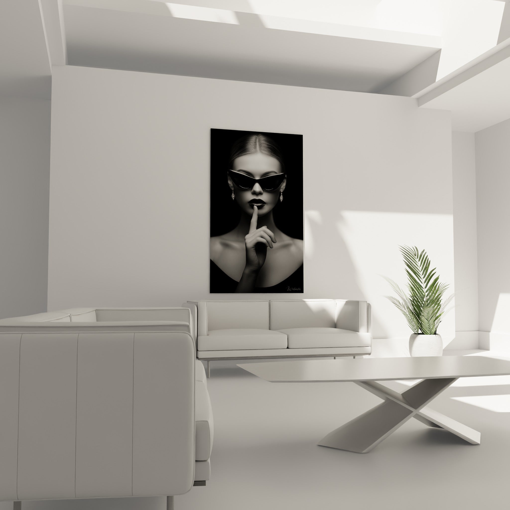 Regard caché derrière des lunettes cat-eye, tons gris et noirs, au-dessus d'un canapé dans un salon lumineux