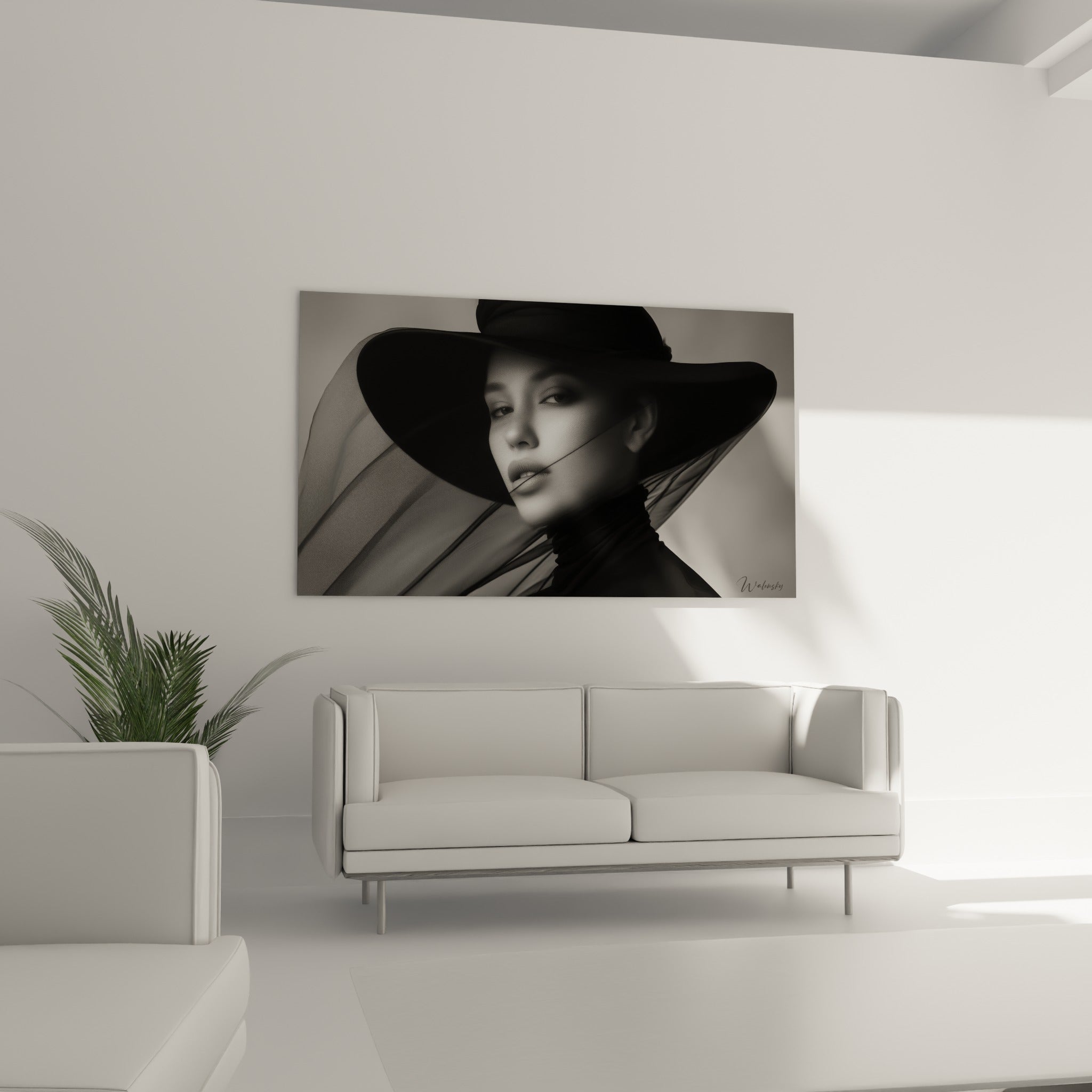 Visage partiellement masqué par un voile sombre, exposé au-dessus d'un canapé dans un salon lumineux