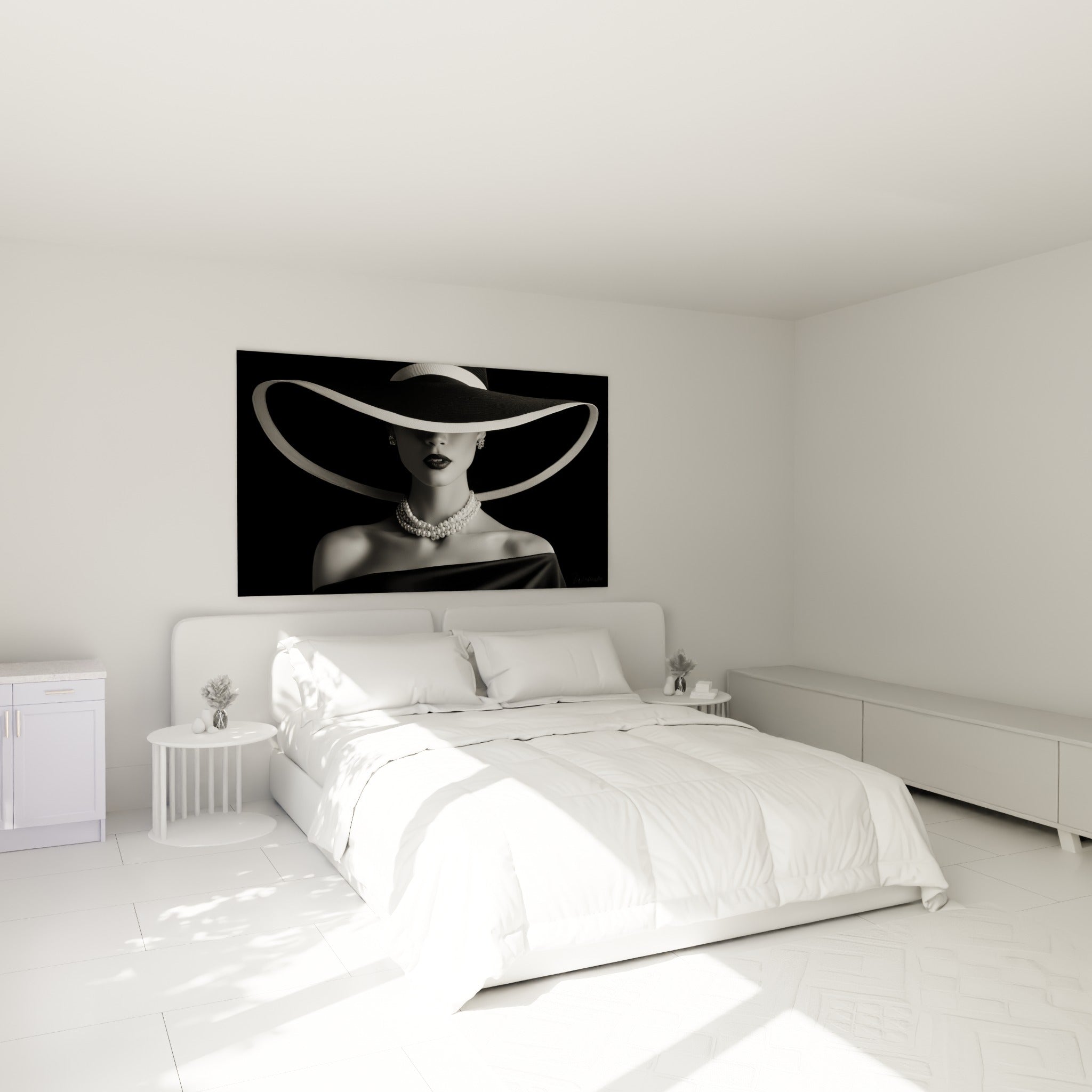 Silhouette voilée au chapeau ivoire et perles nacrées, accrochée au-dessus d'un lit dans une chambre claire