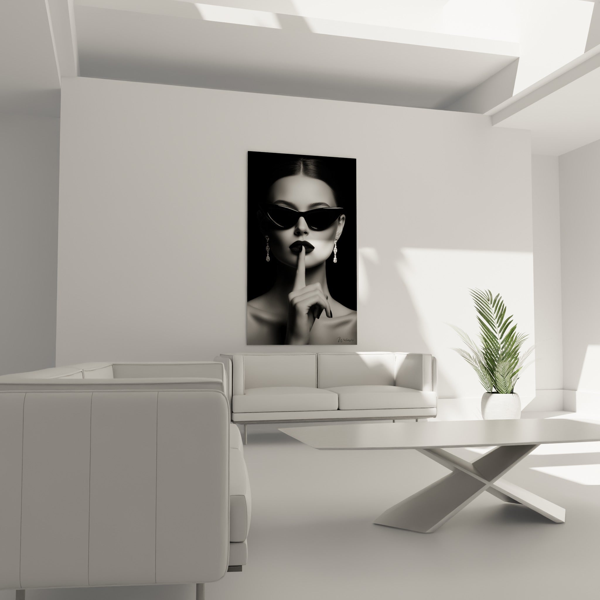 Femme au regard masqué, visage noir et blanc contrasté, placée au-dessus d'un canapé dans un salon lumineux
