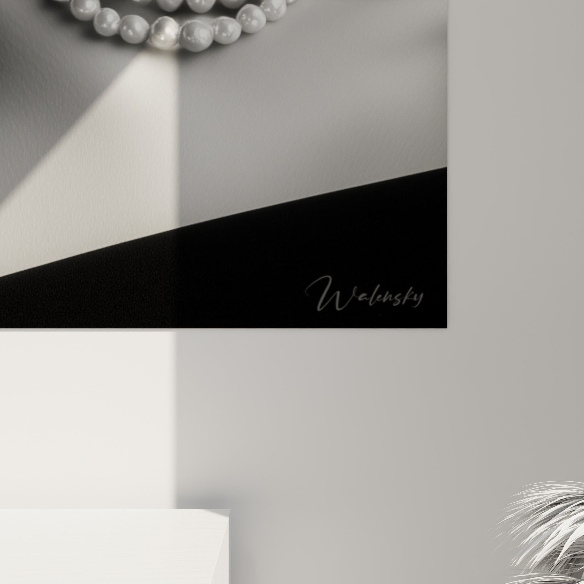 Détail du grain du chapeau noir et de la peau claire sur ce tableau Visage noir et blanc accroché