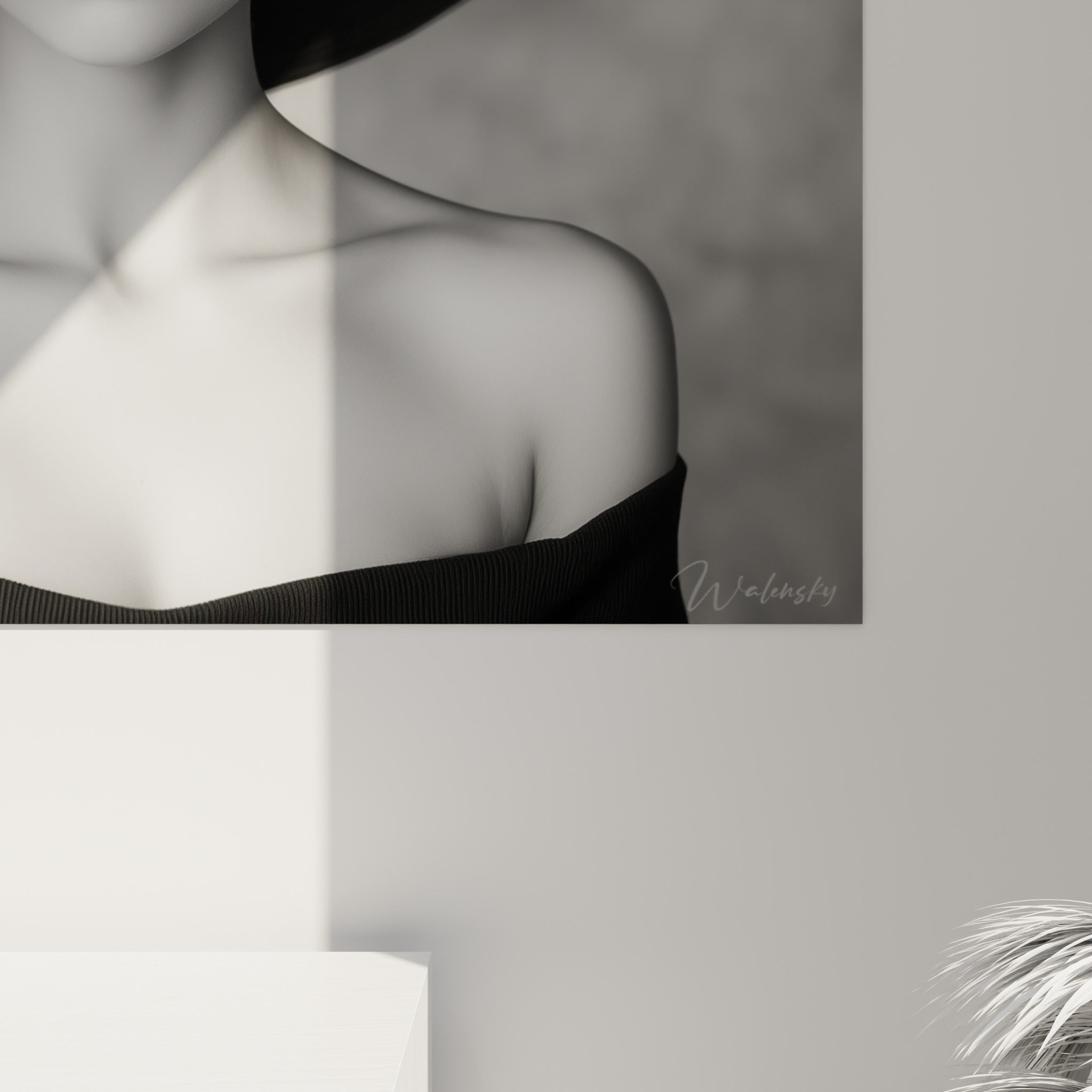 Détail du tissage noir du chapeau et du grain satiné de la peau ivoire sur cette œuvre encadrée