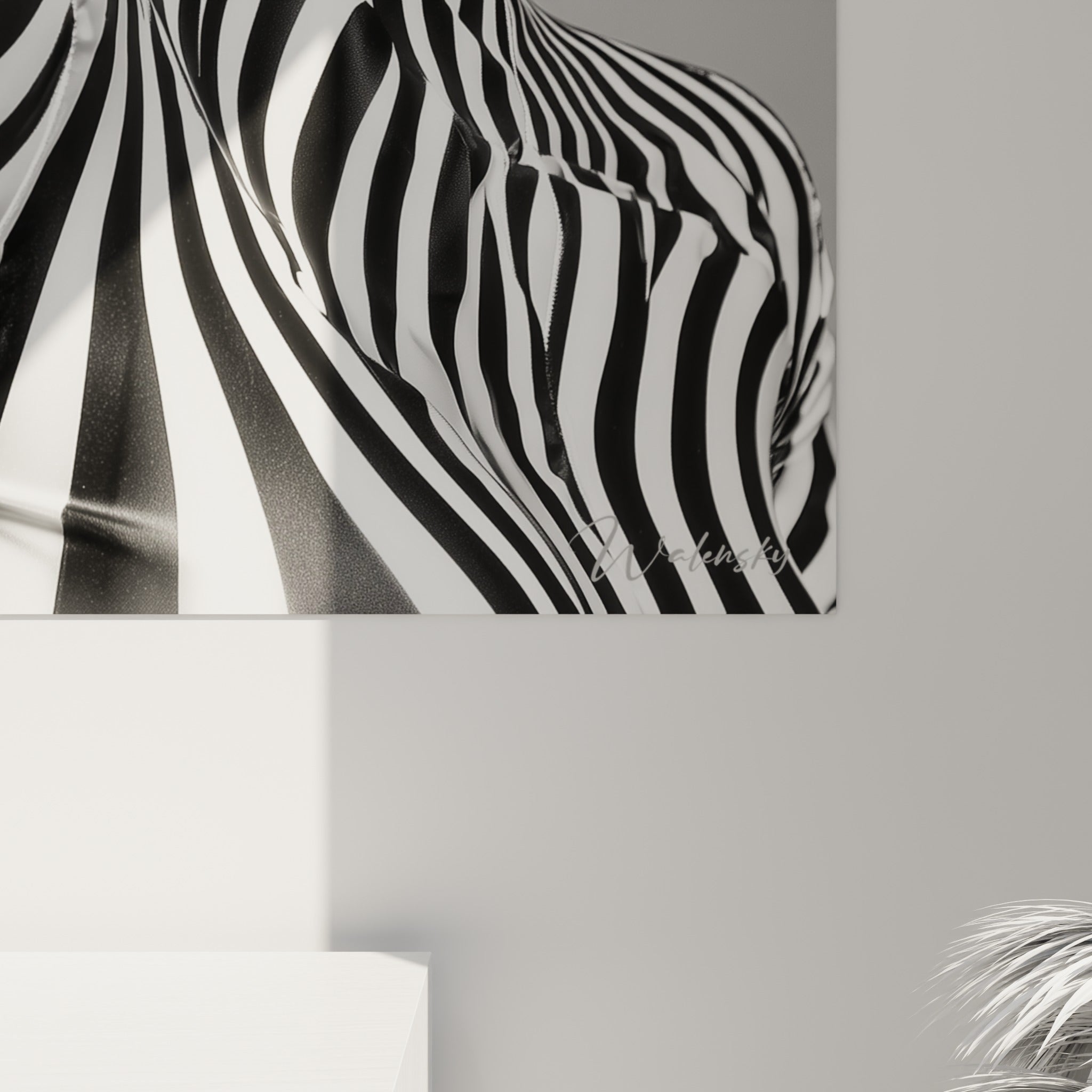 Matière lisse du portrait révélant les nuances de gris, noir profond et blanc pur du col rayé