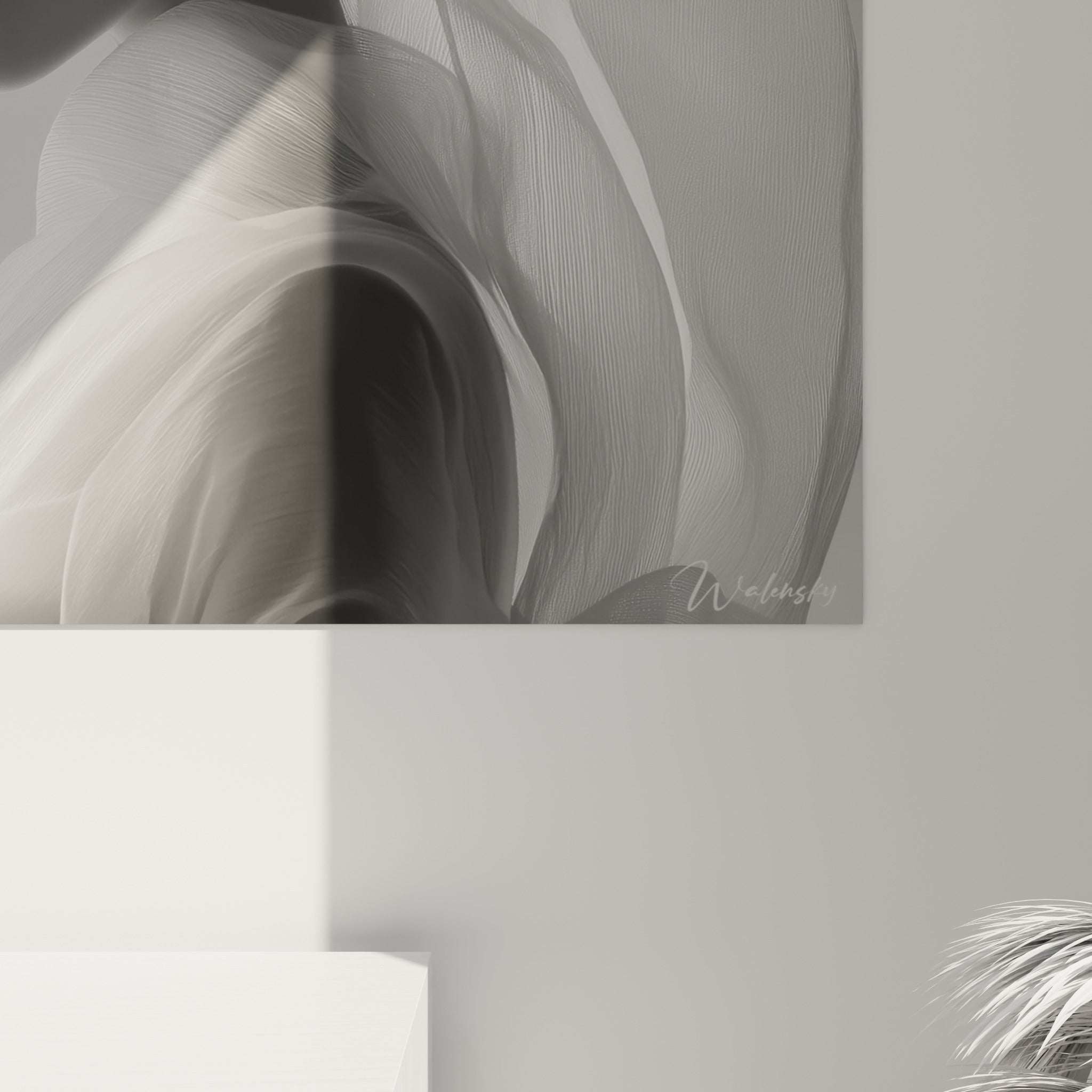 Détail des fibres tissées du voile gris perle, matière fine et lumineuse du tableau visage noir et blanc accroché