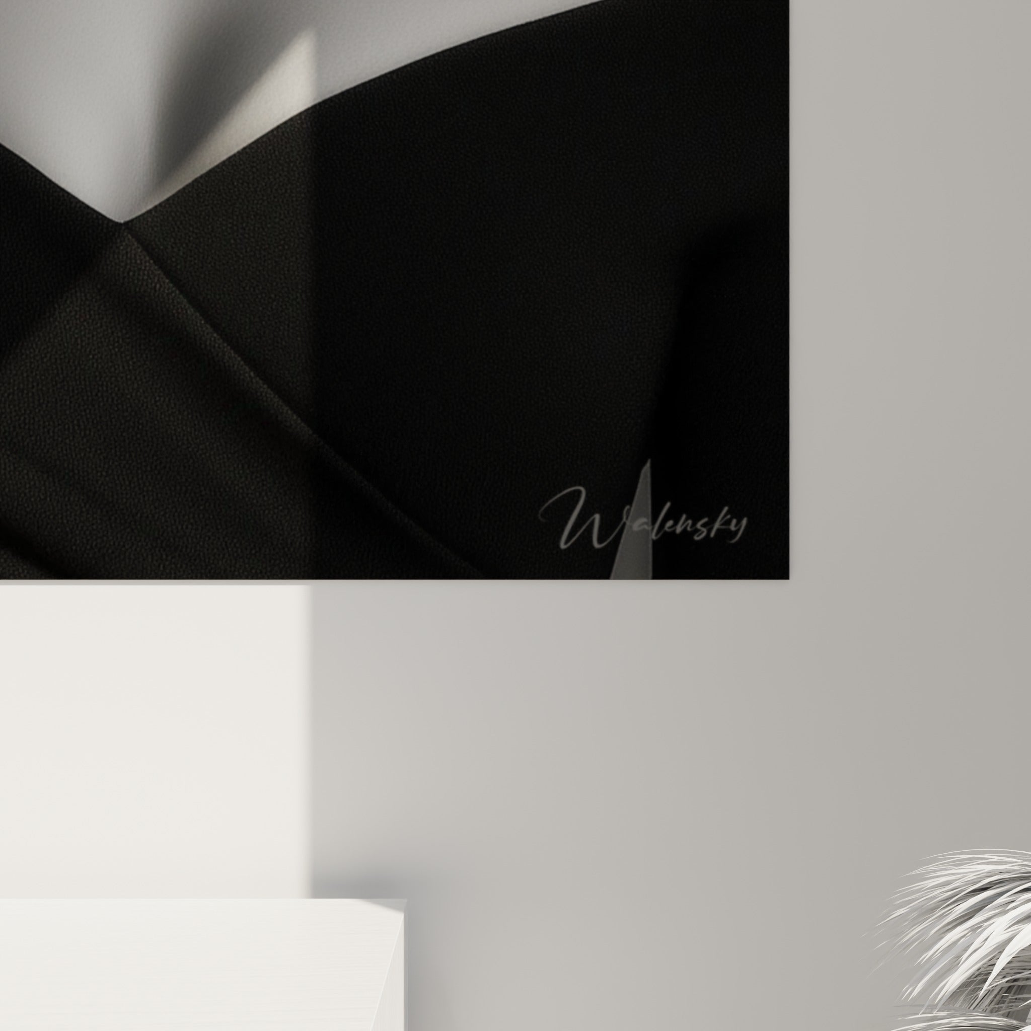 Détail du grain photographique du chapeau anthracite et des reflets nacrés sur la peau du portrait