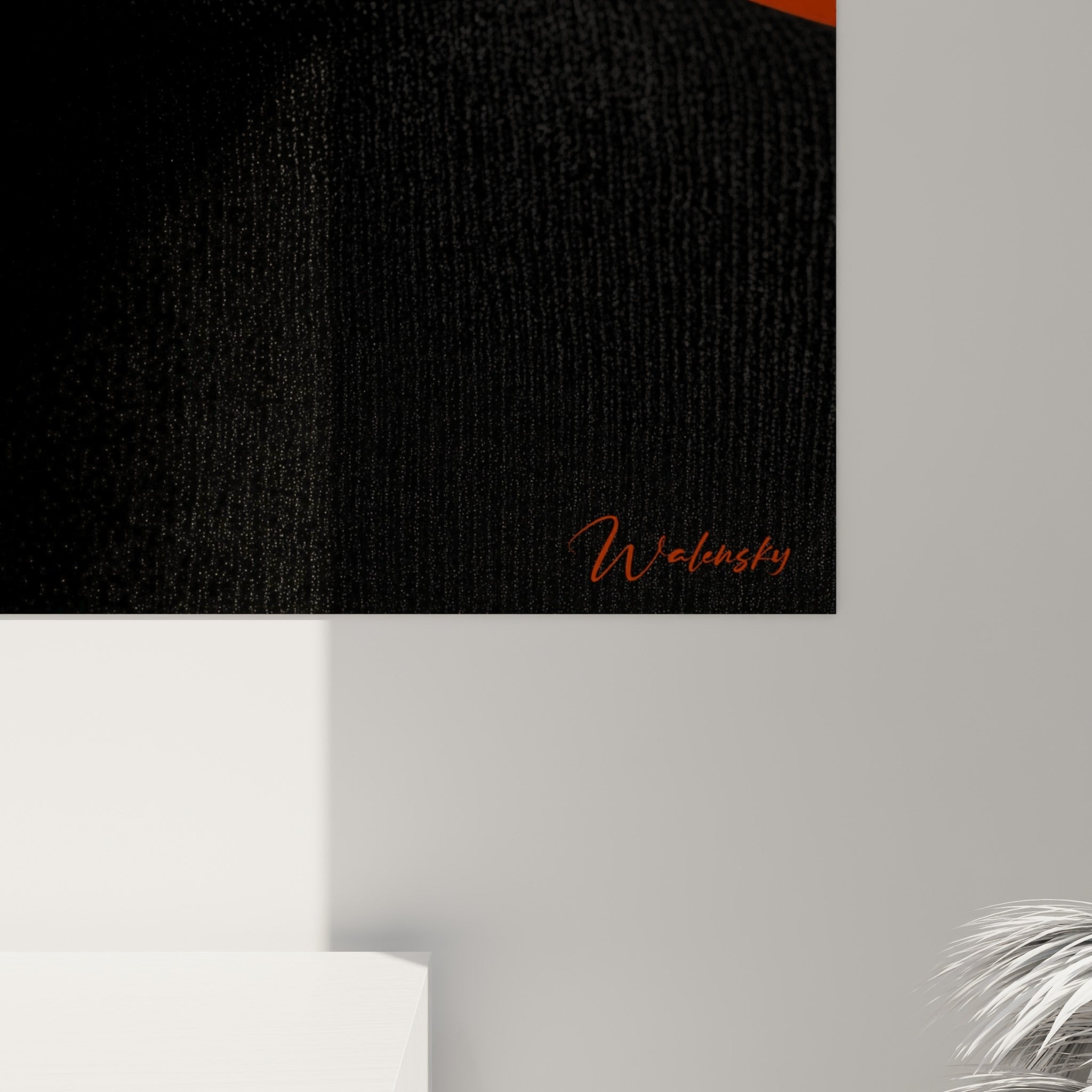 Détail du grain photographique sur fond orange glacé et peau claire, contraste net avec le noir profond