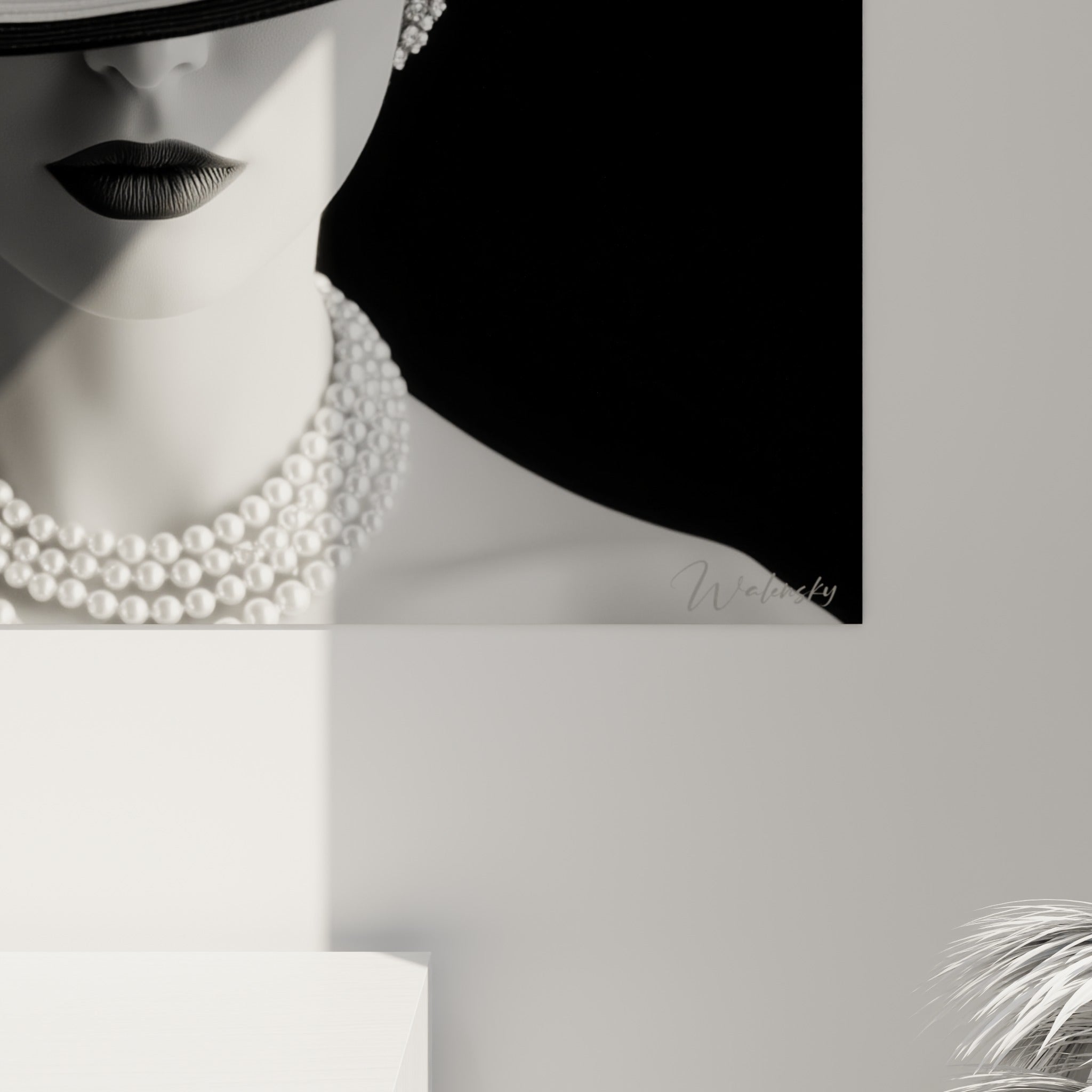 Trame serrée de la paille blanc perle et reflets satinés du chapeau noir sur cette œuvre graphique