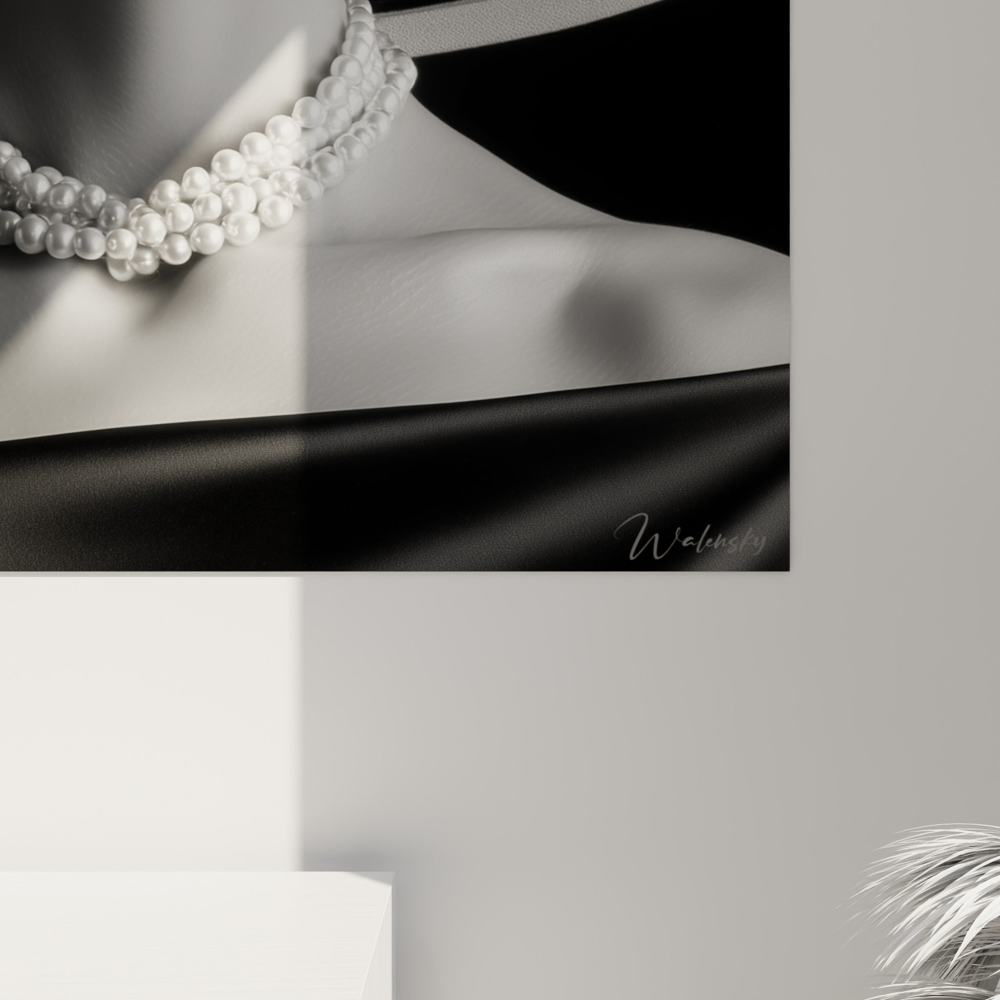 Détail texturé du tableau Visage noir et blanc : trame du chapeau noir, grain de peau, perles nacrées serrées