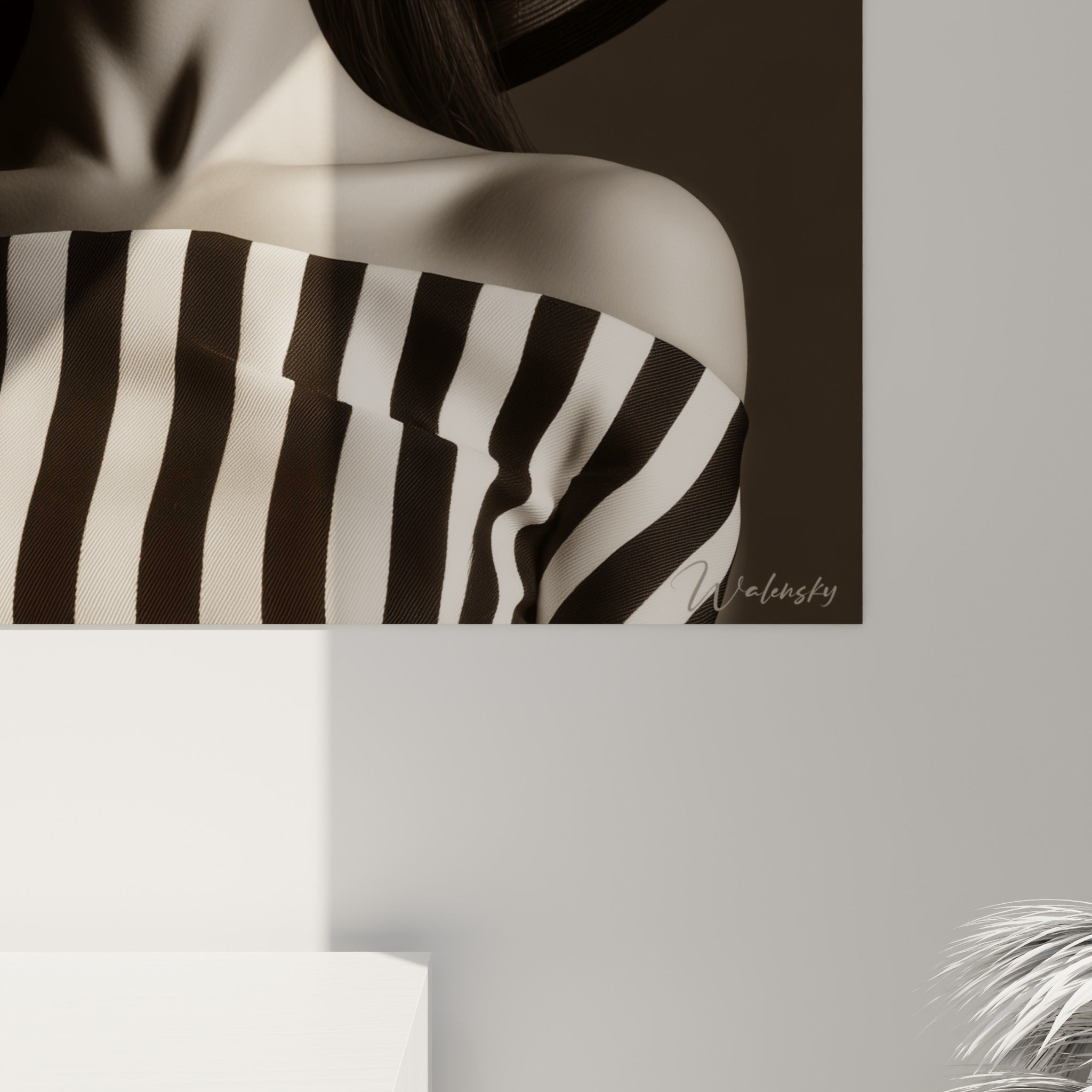 Détail des rayures ivoire et noires du chapeau, texture soyeuse et reflets sépia visibles de près