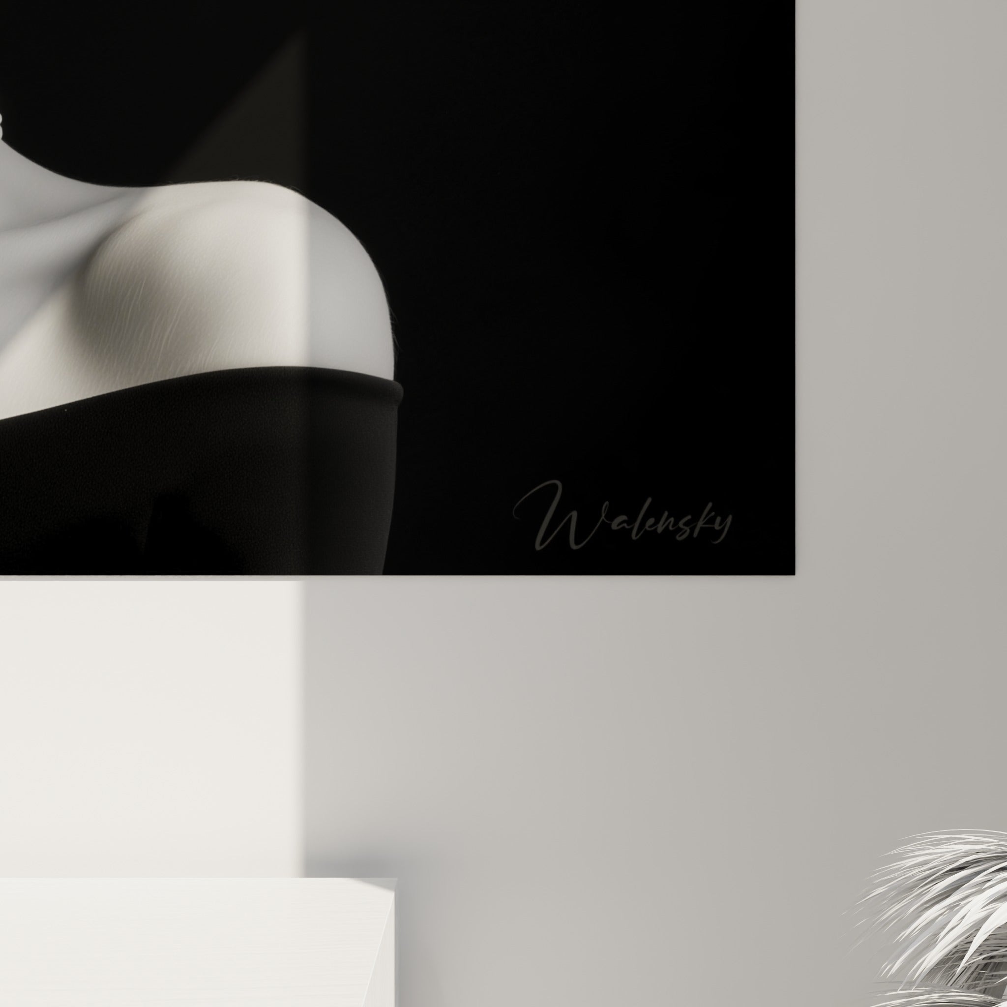 Détail du tressage noir du chapeau et du grain nacré des perles blanches sur toile imprimée