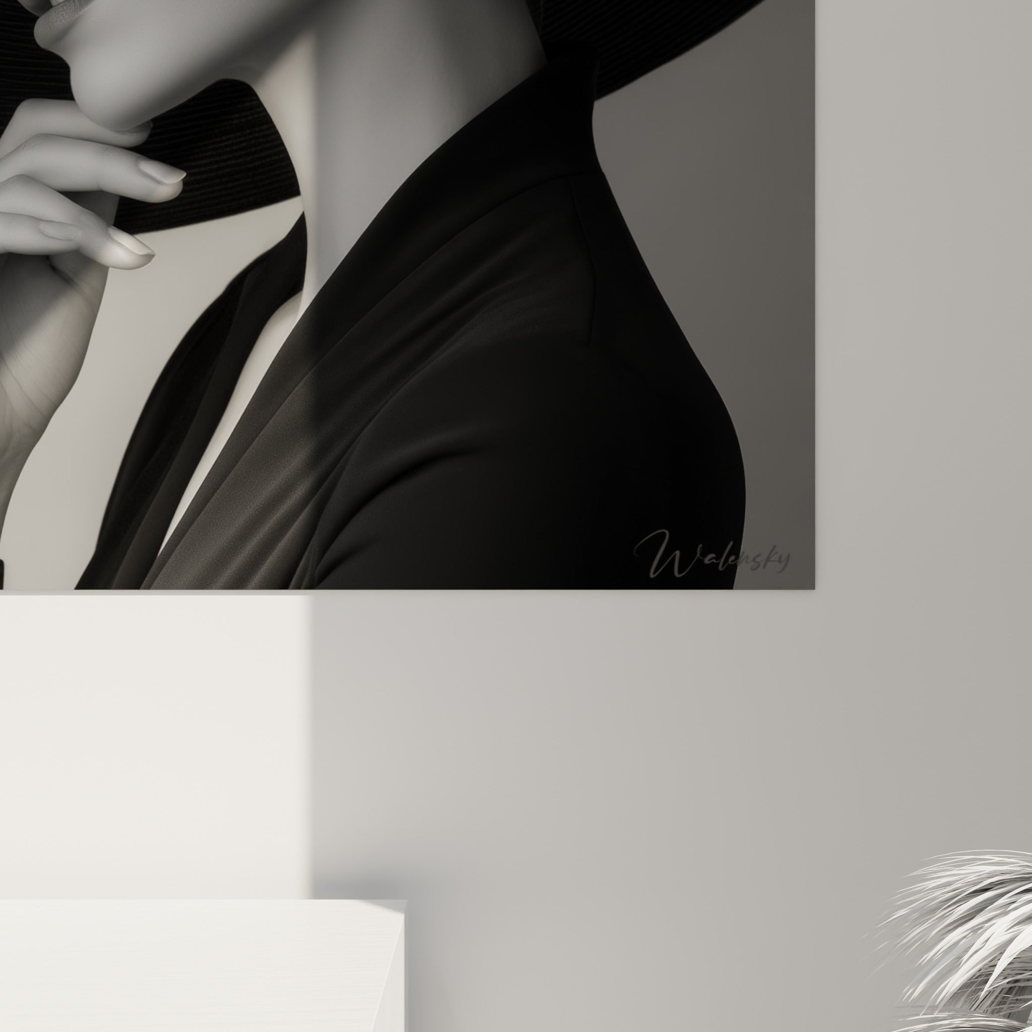 Détail des rayures tressées du chapeau noir et du grain gris perle de l'impression sur toile