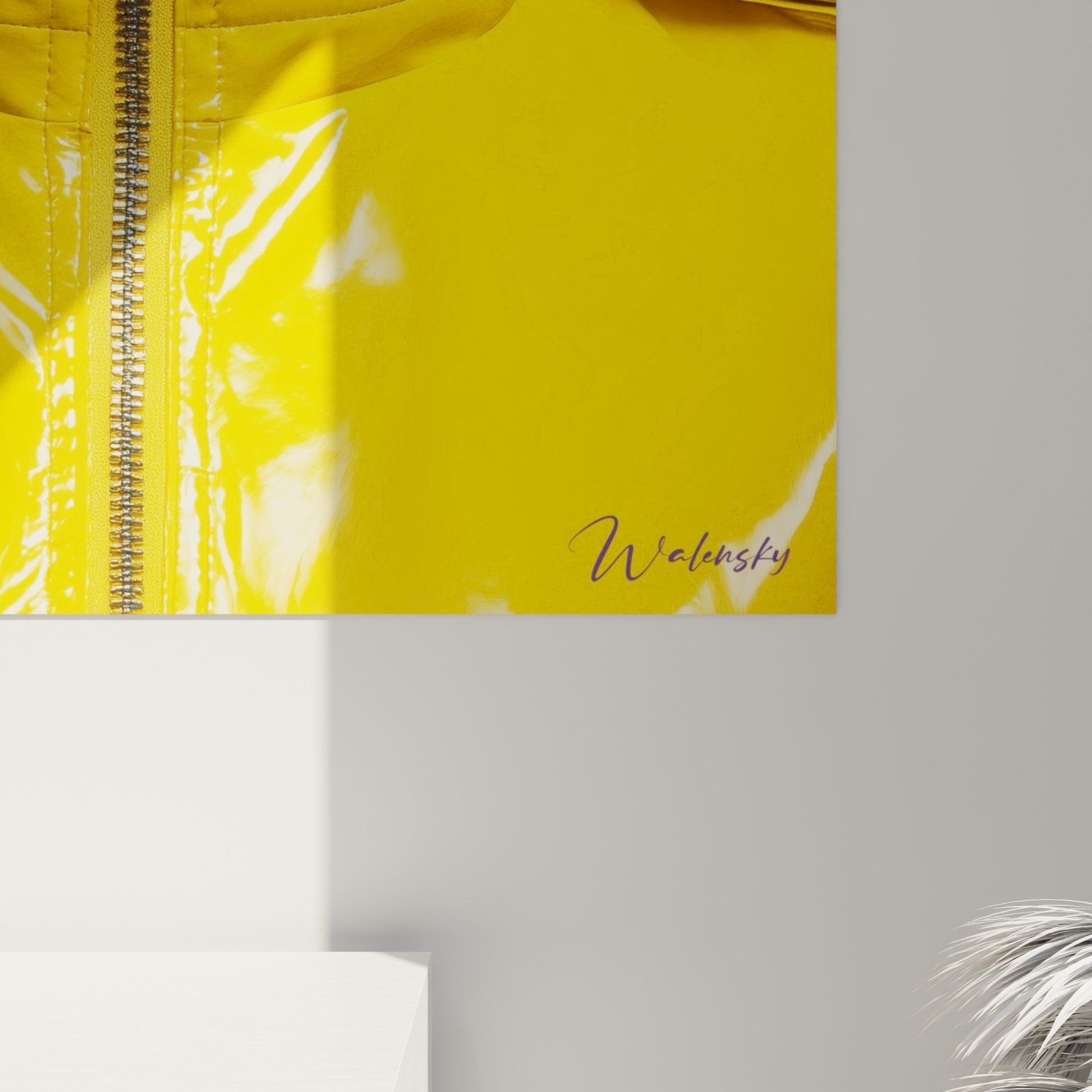 Détail des empâtements du jaune vinyle et du violet mat sur la surface imprimée de l'œuvre accrochée