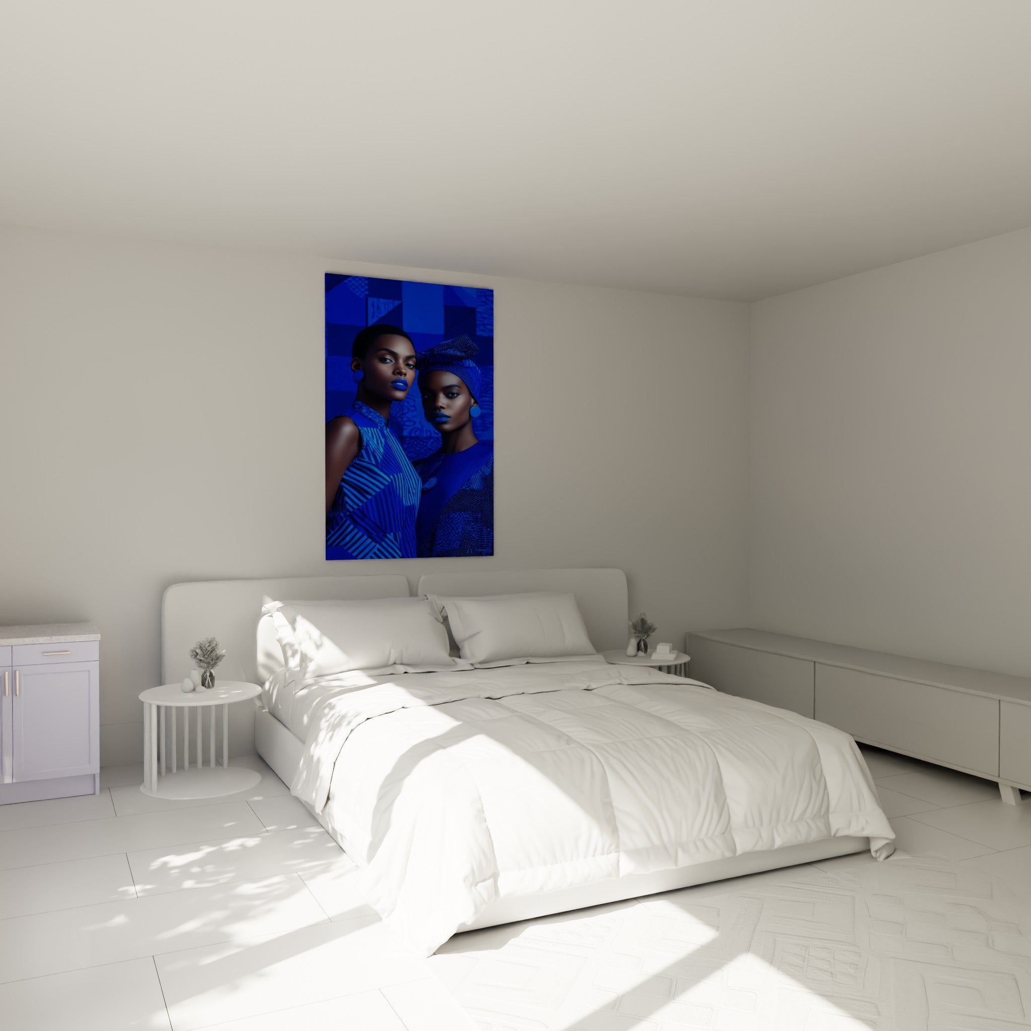 Portraits féminins en bleu électrique et bleu marine, tableau Visage noir et blanc au-dessus d'un lit dans une chambre claire