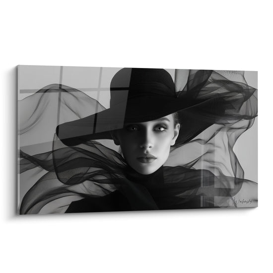 Visage noir et blanc au voile de tulle envolé, capeline sombre et regard perçant contrasté