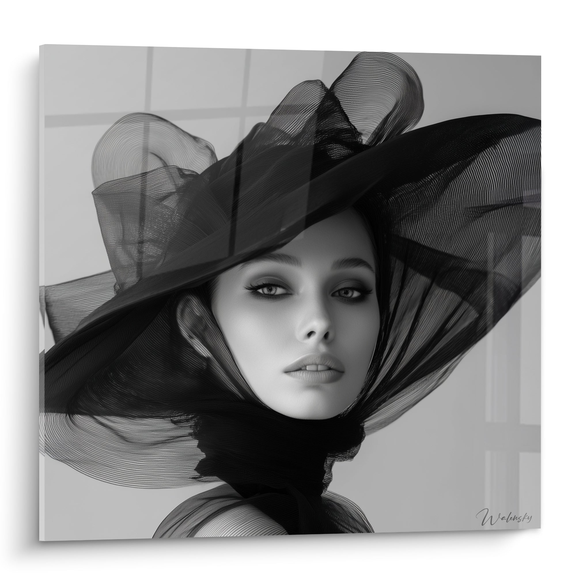 Visage voilé de tulle noir et gris perle, regard intense en gros plan