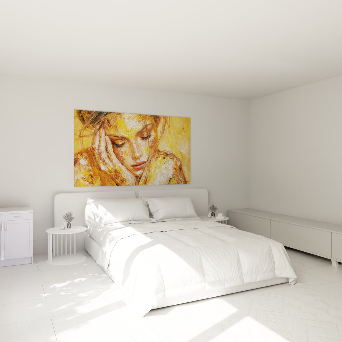 Portrait doré au regard baissé et cheveux fauves, accroché au-dessus d'un lit dans une chambre claire