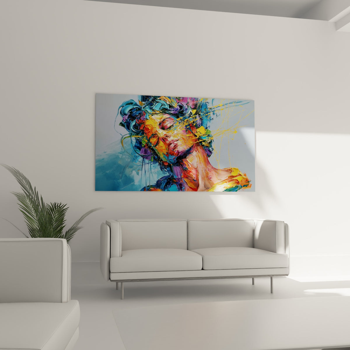 Visage lumineux aux tons ocre et bleu marine, coulures jaunes vibrantes, au-dessus d'un canapé dans un salon lumineux