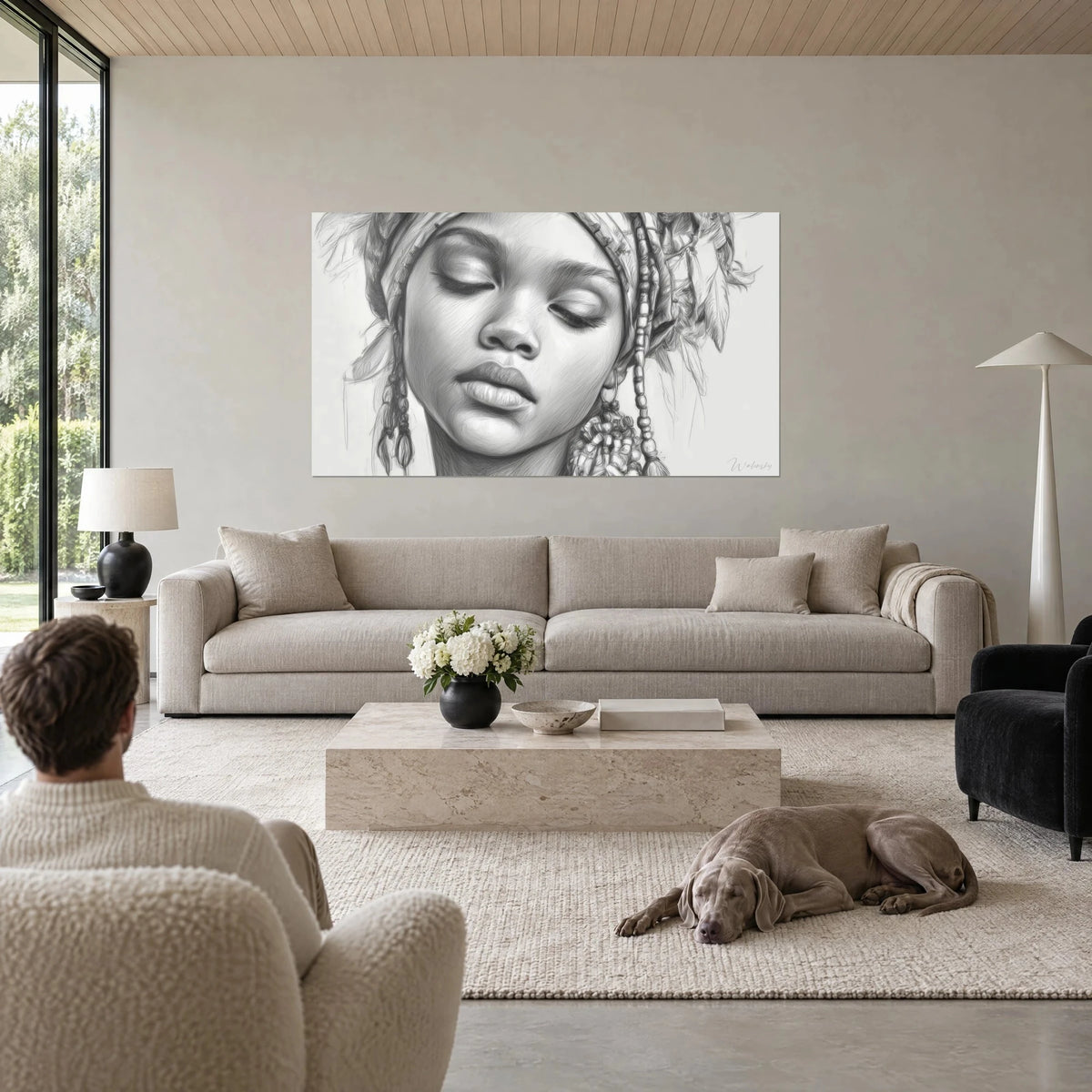 Schilderij portret van een jonge vrouw met gesloten oogleden, grijs en zwart kralen tulband, boven een bank in een lichte woonkamer