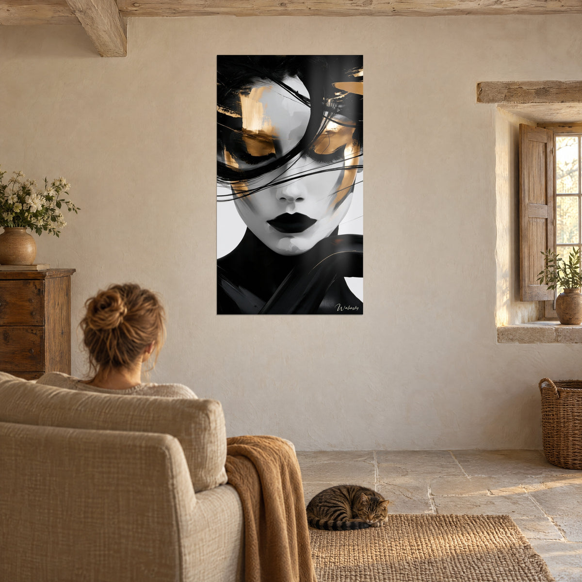 Wall art porcelain face half hidden under ebony strands and gold traces, in front of a beige armchair and a tabby cat
