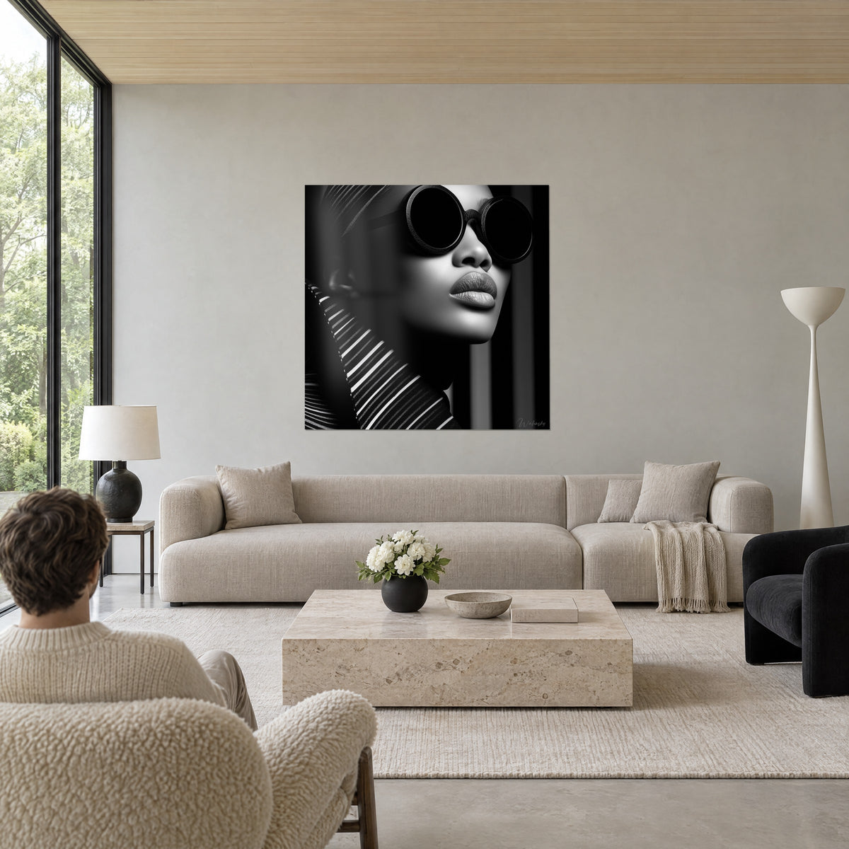 Cuadro retrato de mujer con gafas redondas negras, labios carnosos y bufanda a rayas blancas y negras, sobre un sofá en un salón luminoso