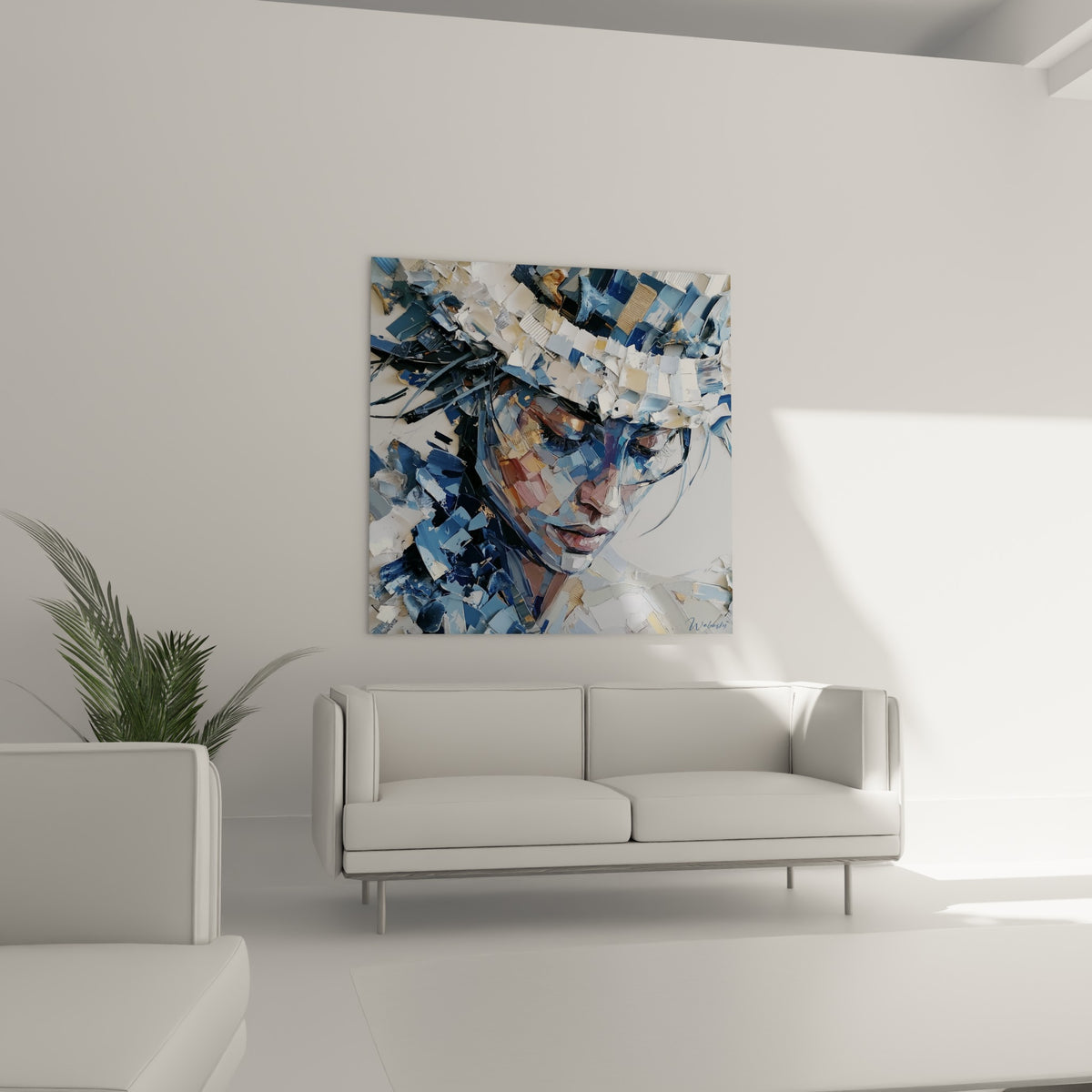 Visage aux fragments bleu ardoise et or placé au-dessus d'un canapé dans un salon lumineux.