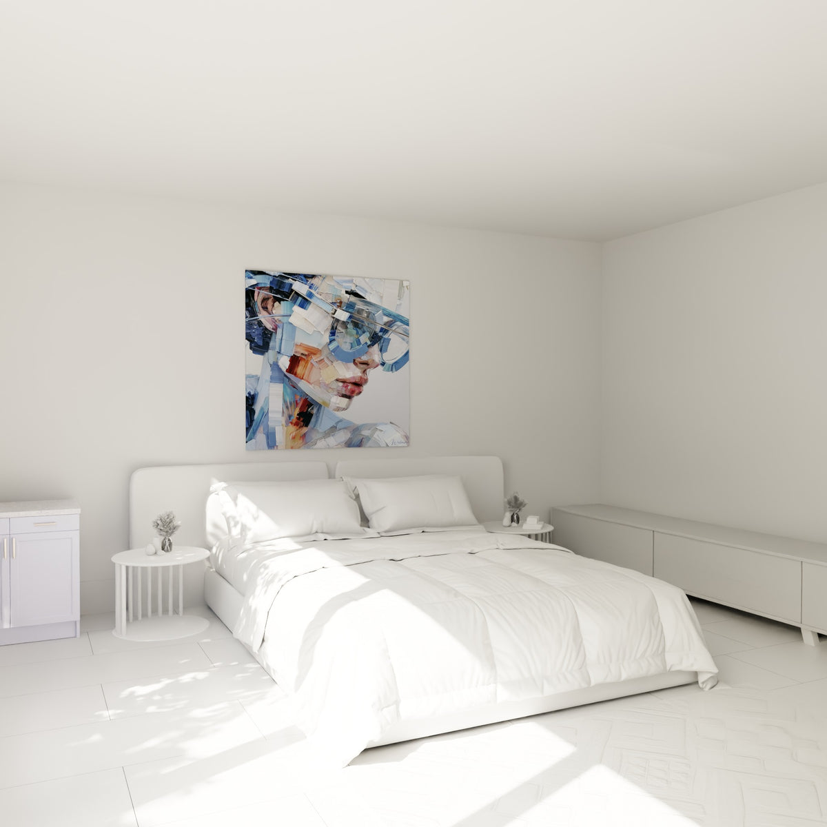 Portrait fragmenté bleu pastel et blanc cassé au-dessus d'un lit dans une chambre claire