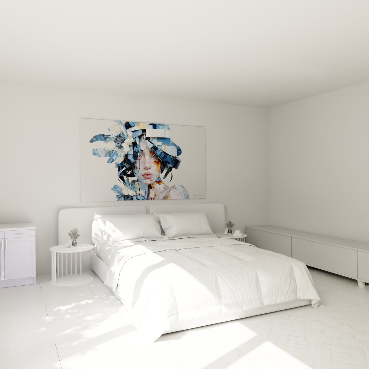 Portrait aux fragments bleu marine et blanc, fleurs délicates, accroché au-dessus d'un lit dans une chambre claire