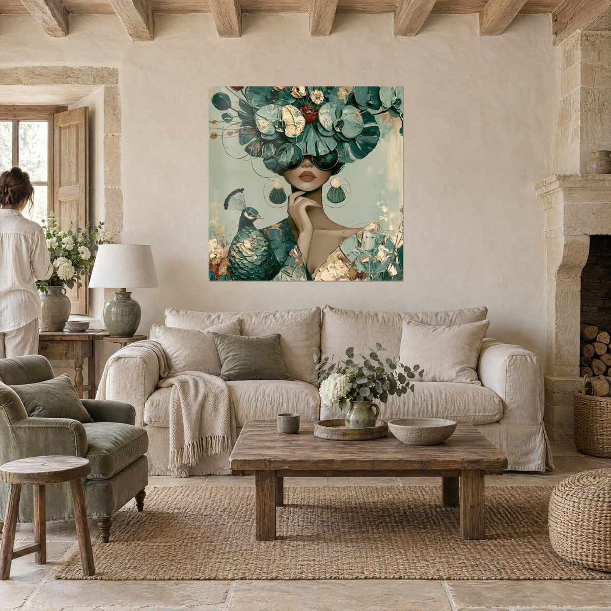 Tableau femme coiffée d'orchidées vert sauge, lunettes rondes et paon émeraude, touches dorées, au-dessus d'un canapé dans un salon lumineux