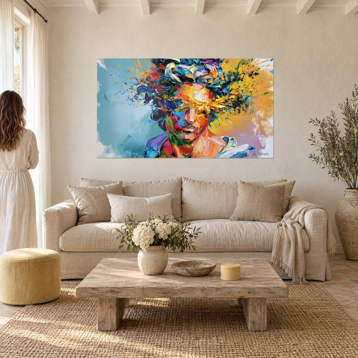 Quadro ritratto con tratti frammentati in pennellate spesse di blu cobalto e giallo oro, appeso sopra un divano in un soggiorno luminoso