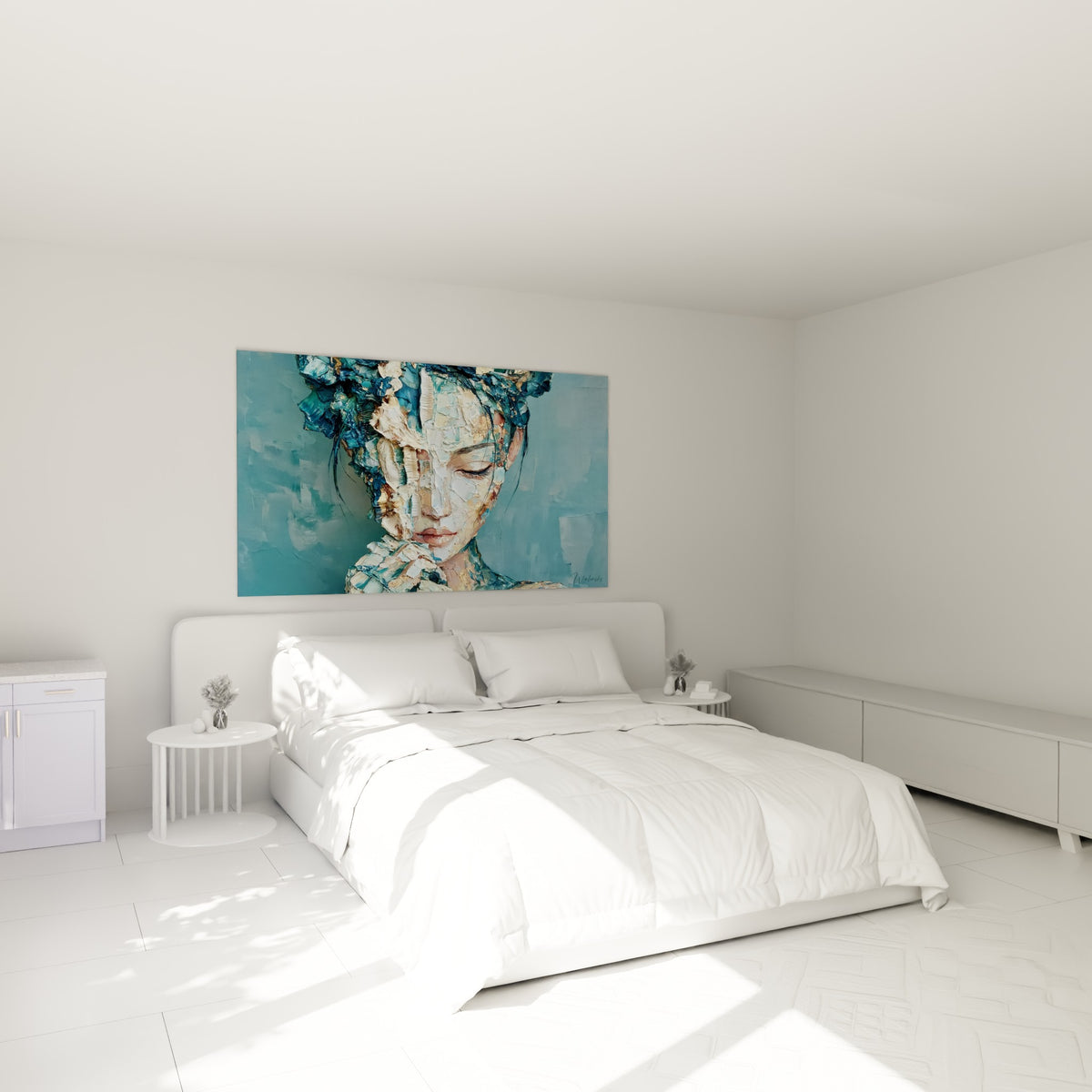 Femme au regard baissé, tons bleu pastel et or, accrochée au-dessus d'un lit dans une chambre claire