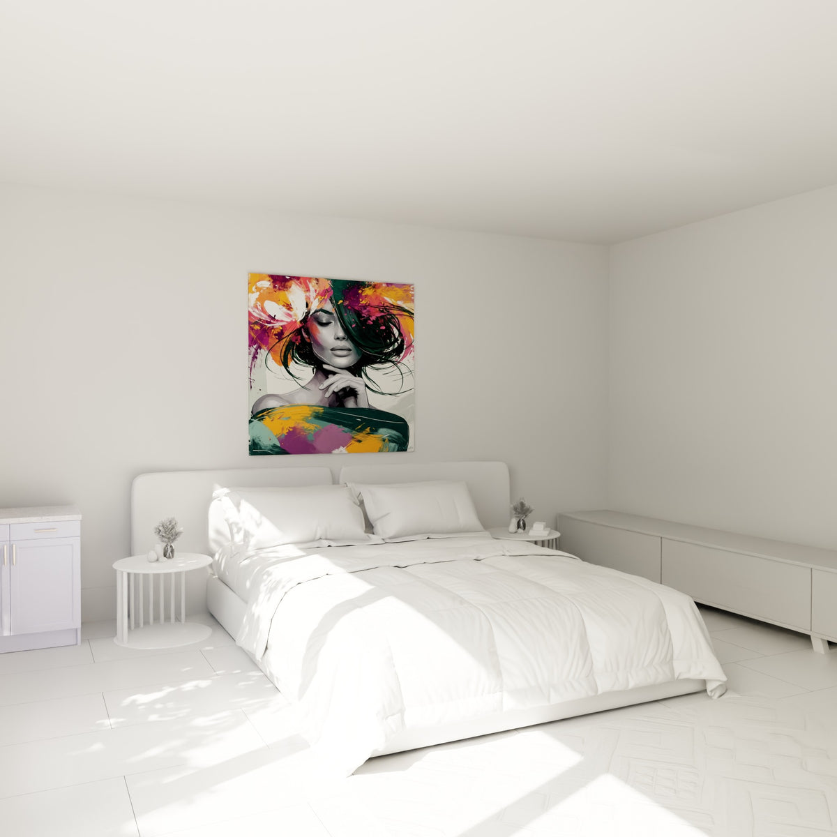 Portrait gris et orange d'un visage aux mèches violettes, accroché au-dessus d'un lit dans une chambre claire