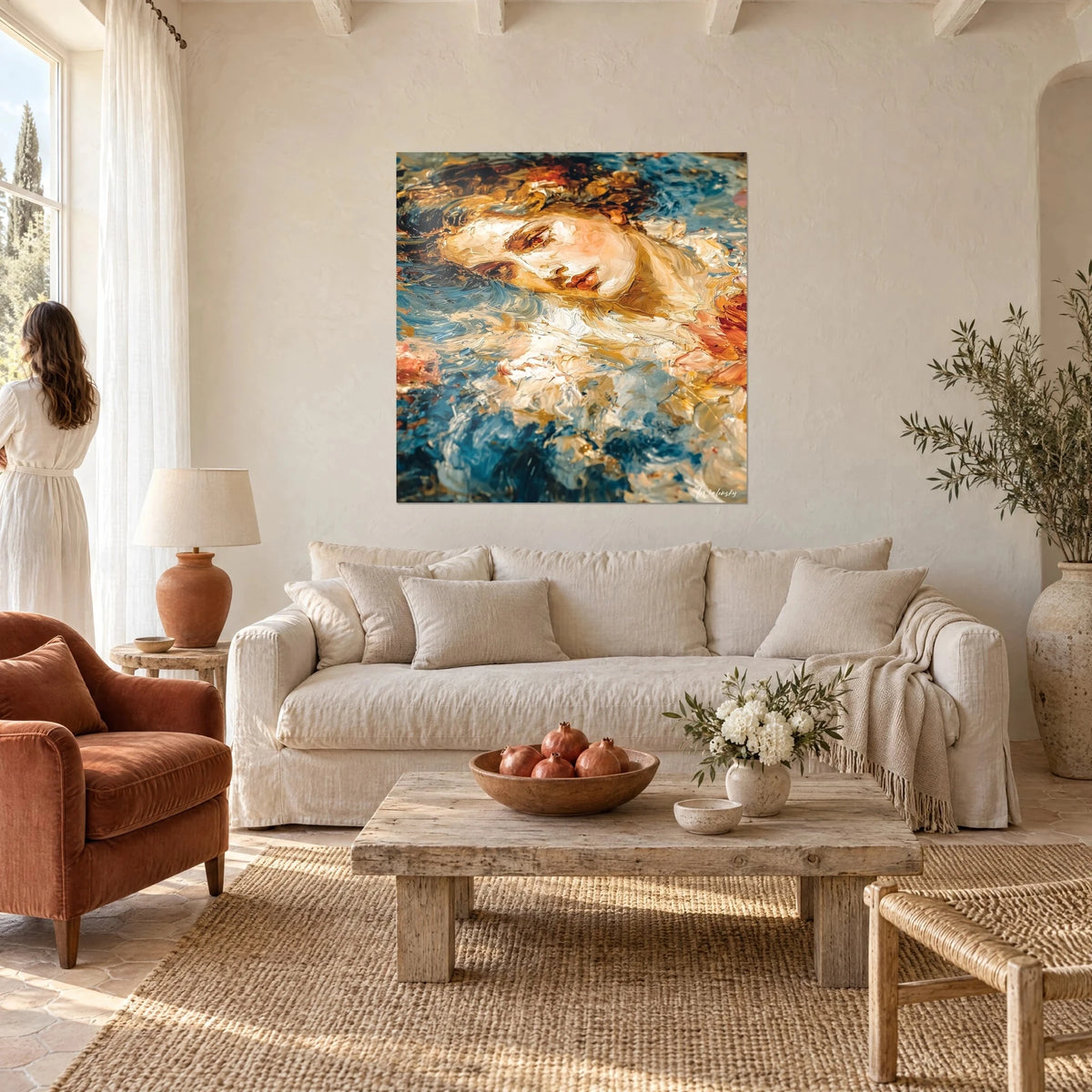 Tableau visage de femme endormie en coups de pinceau ocre et bleu, au-dessus d'un canapé dans un salon lumineux