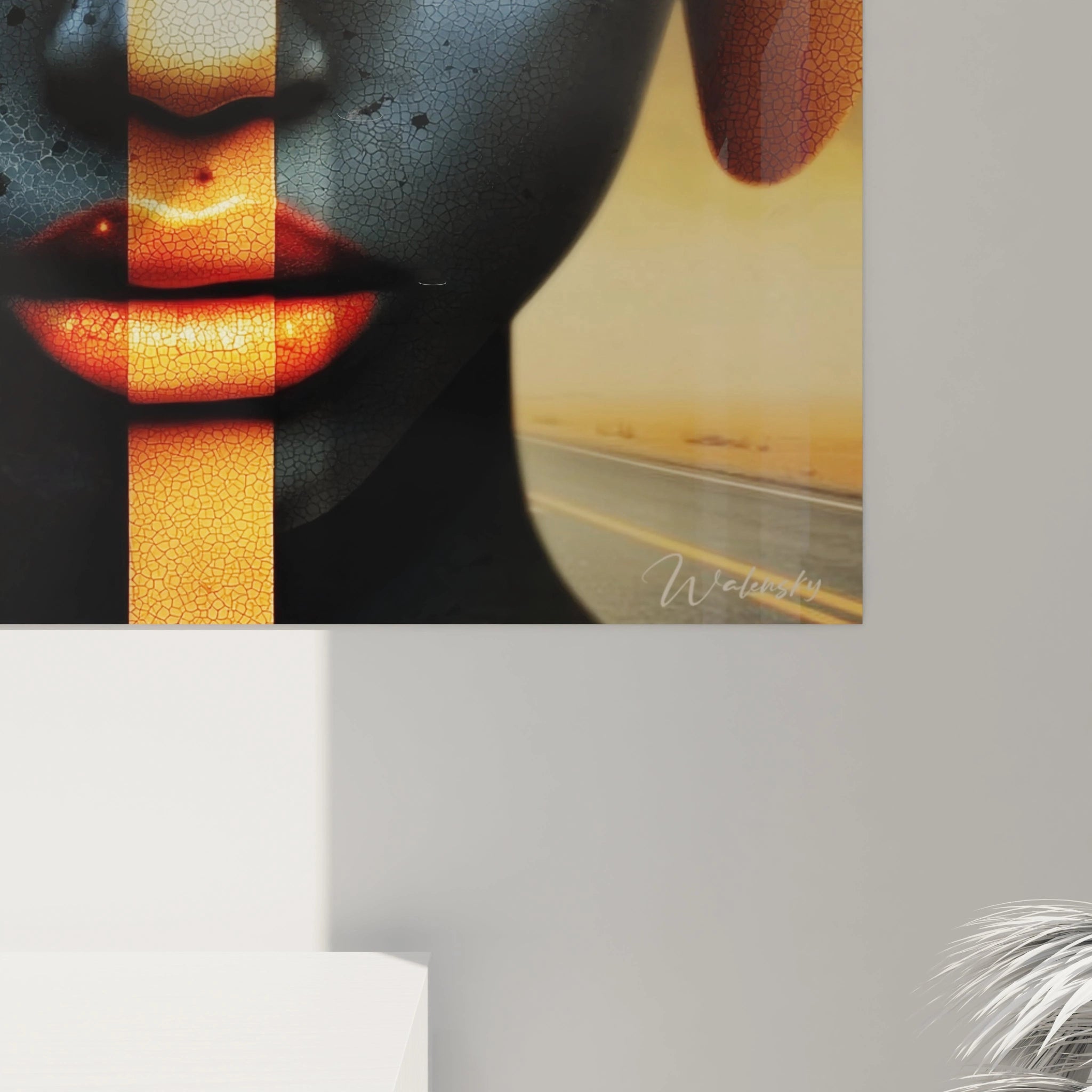 Tableau mural avec un masque africain coloré, créant une ambiance contemporaine pour la décoration intérieure