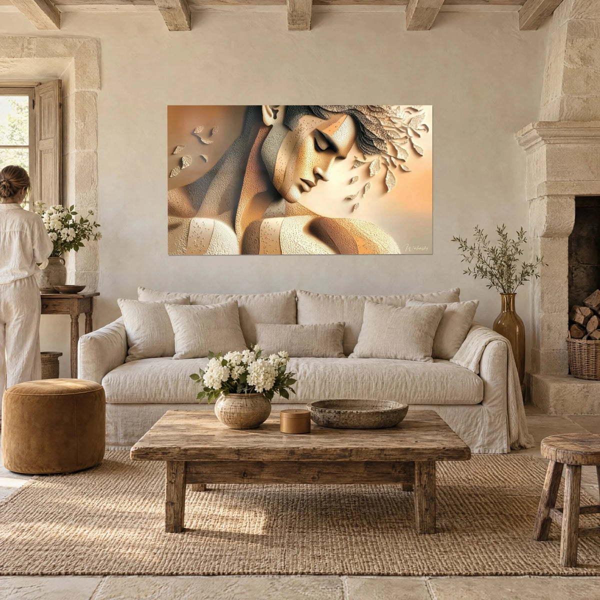 Gemälde skulptiertes Gesicht mit geschlossenen Augenlidern, ockerfarbene und cremefarbene Reliefs, im Steinsalon über einem Sofa in einem hellen Wohnzimmer