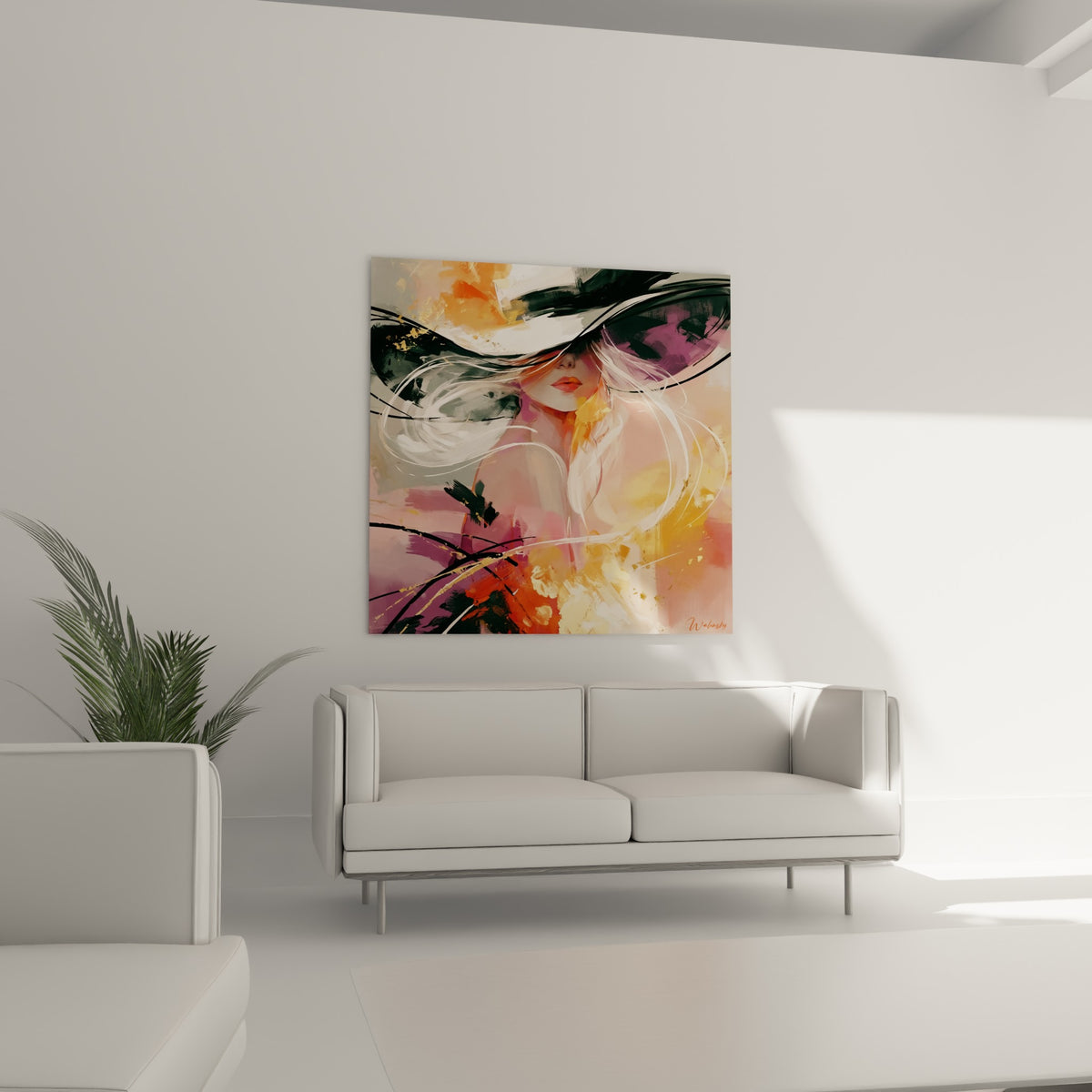 Visage à demi caché sous un chapeau sombre, nuances roses et orangées, au-dessus d'un canapé dans un salon lumineux