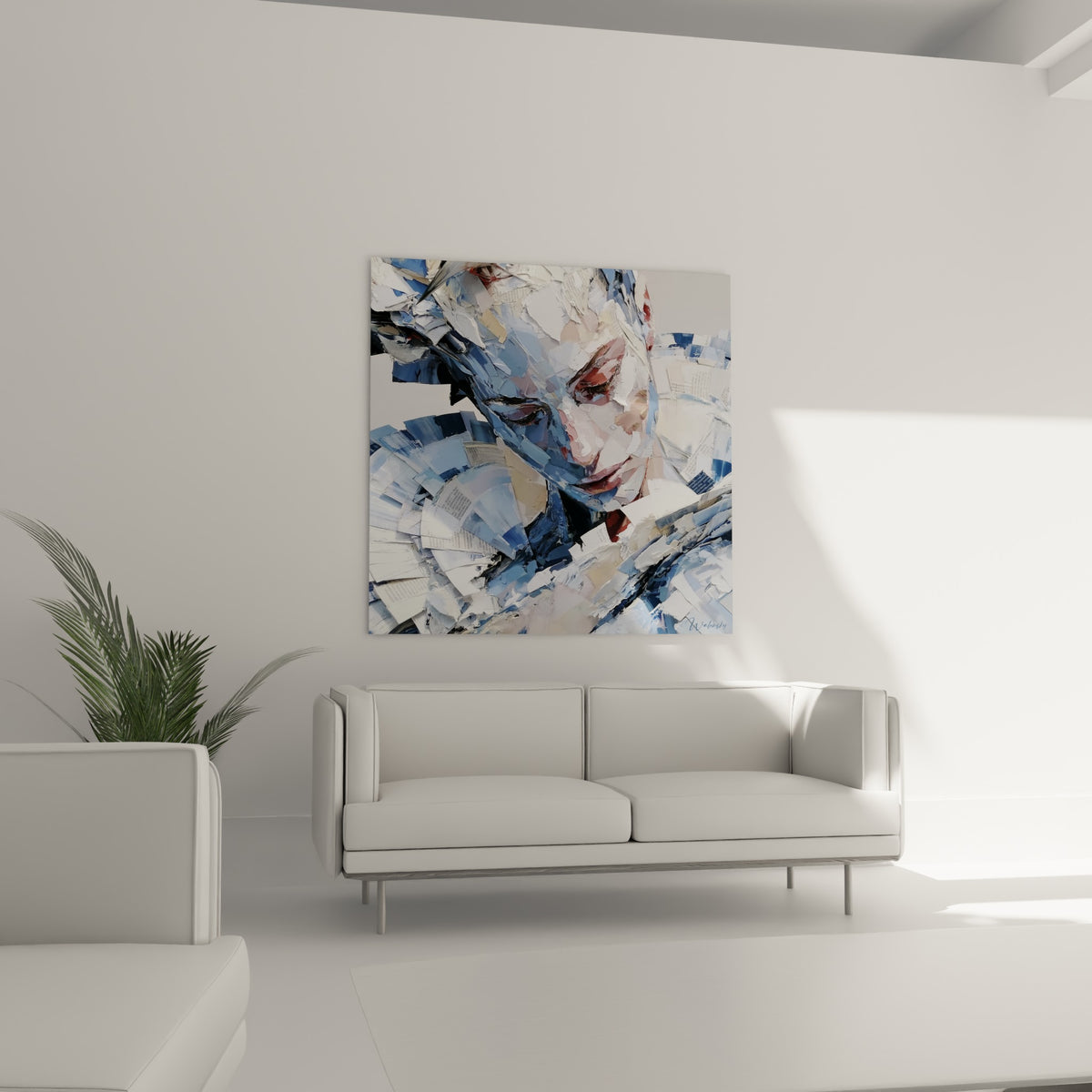Portrait fragmenté en bleu marine et terracotta, suspendu au-dessus d'un canapé dans un salon lumineux