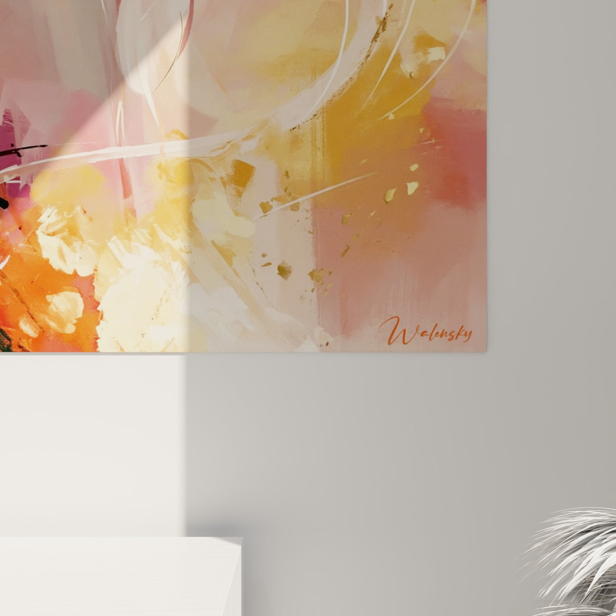 Empâtements blancs et noirs entremêlés, coulures orangées et dorées visibles de près sur la toile accrochée