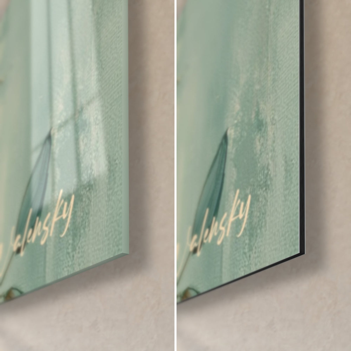 Tableau dame aux orchidées sarcelle et signature dorée Walensky, coin bas droit : verre brillant à gauche, Dibond noir mat à droite