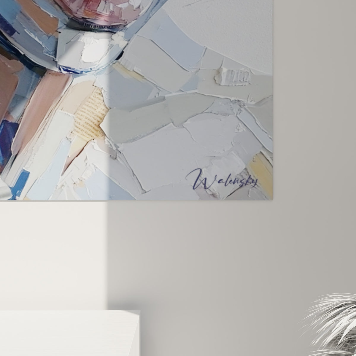 Empâtements épais et fragments dorés se touchent en surface, coulures bleu marine et crème visibles de près